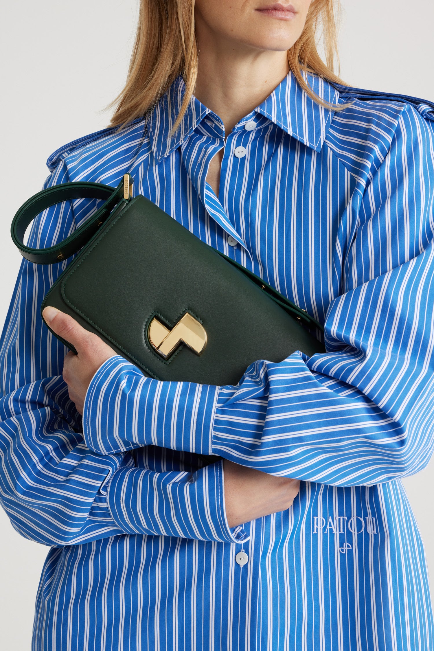 Patou - Le Classic Lock en cuir - Bottle Green - Sac en cuir vert bouteille. Sac de jour classique revisité. Fermoir rotatif JP doré d'inspiration Art Déco sur le devant. Bandoulière réglable pouvant être portée courte ou longue. Doublure en cuir.