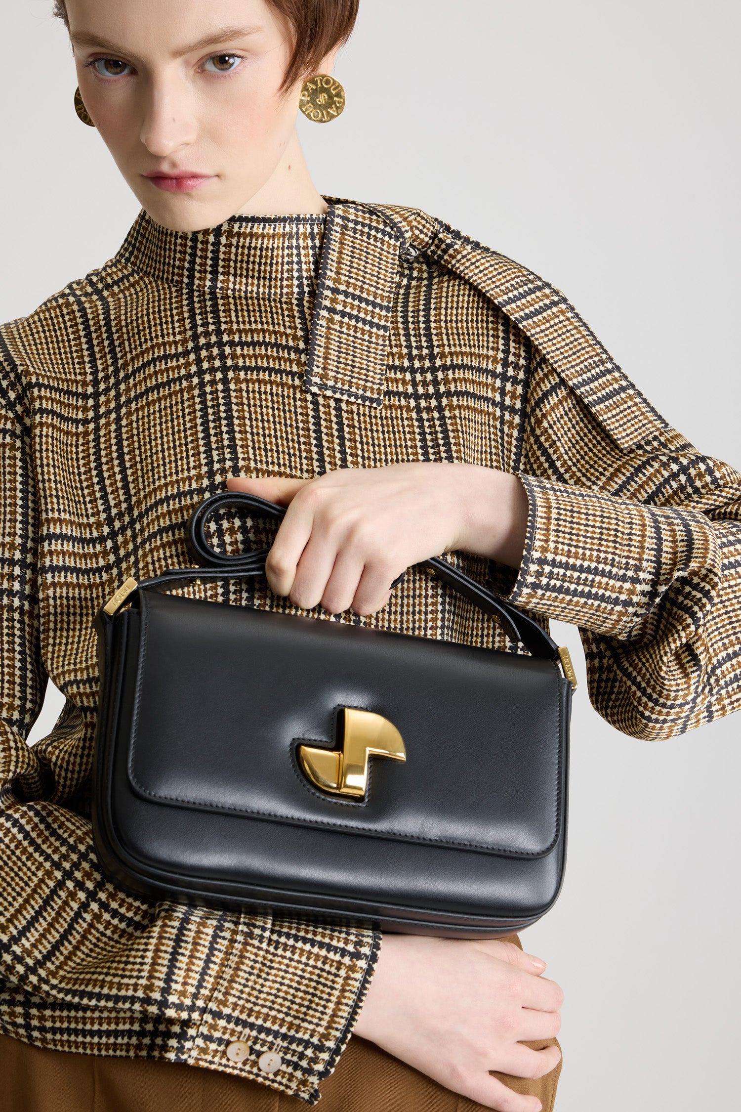 Patou - Le Classic Lock in pelle - Black - Borsa in pelle nera. Borsa da giorno classica rivisitata. Fermaglio girevole JP oro in stile Art Déco sul davanti. Tracolla regolabile che può essere indossata lunga o corta. Fodera in pelle.