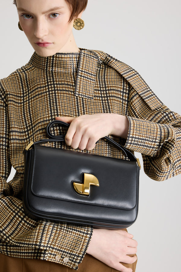 Patou - Le Classic Lock en cuir - Black - Sac en cuir noir. Sac de jour classique revisité. Fermoir rotatif JP doré d'inspiration Art Déco sur le devant. Bandoulière réglable pouvant être portée courte ou longue. Doublure en cuir.