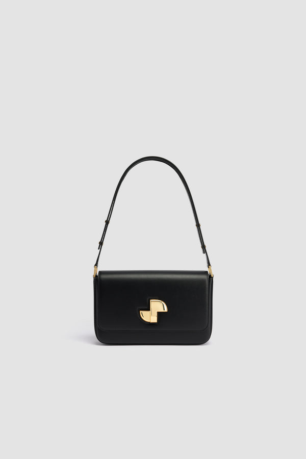 Patou - Le Classic Lock en cuir - Black - Sac en cuir noir. Sac de jour classique revisité. Fermoir rotatif JP doré d'inspiration Art Déco sur le devant. Bandoulière réglable pouvant être portée courte ou longue. Doublure en cuir.
