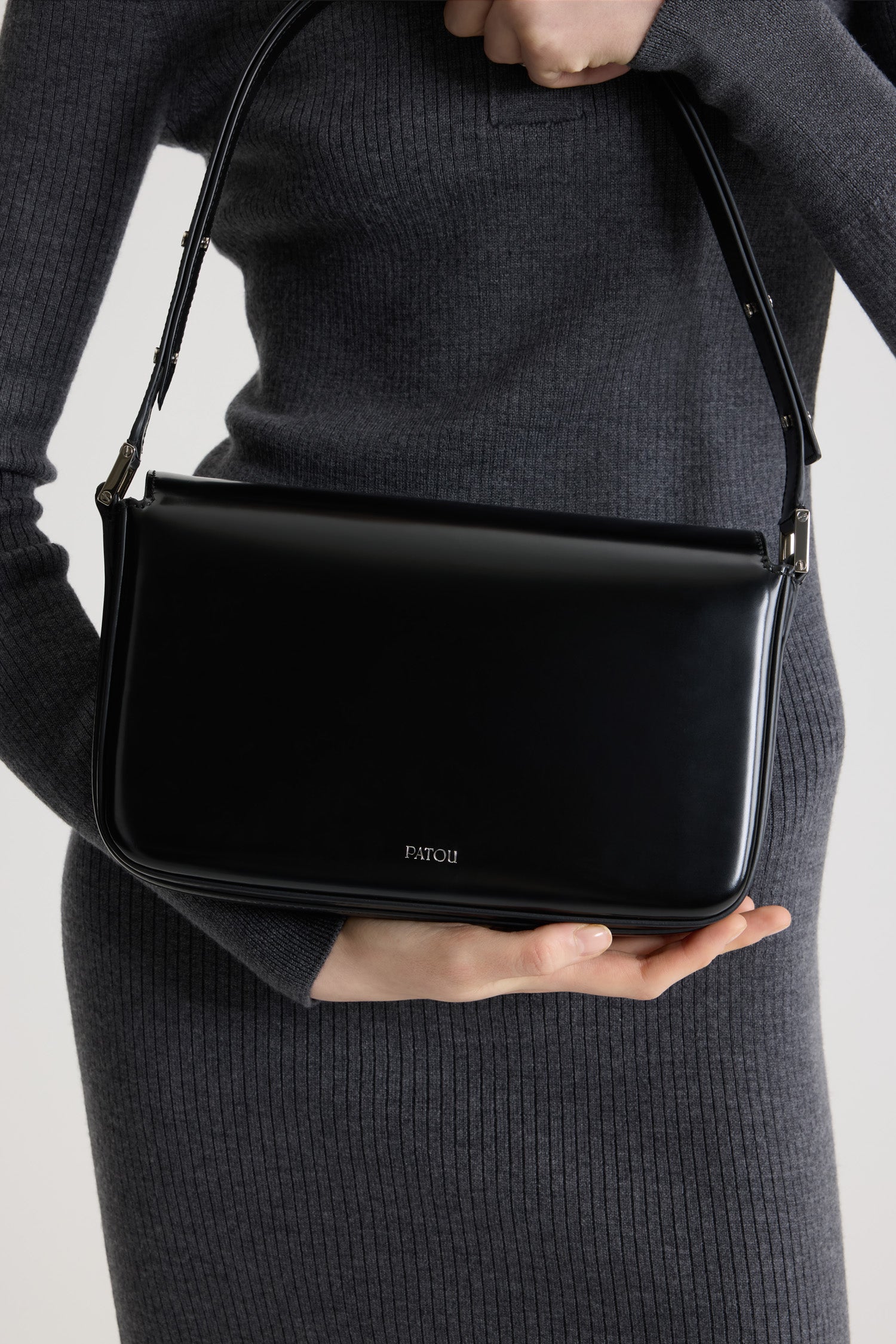 Patou - Le Classic Lock レザーバッグ - Black - ブラックのつややかなレザー製ハンドバッグ。ひねりを効かせた、クラシックなデイバッグ。フロントにゴールドのアールデコ調JPツイストクラスプ。肩掛けまたは手持ちのどちらでも持ち運べる調節可能なストラップ付き。レザーライニング。
