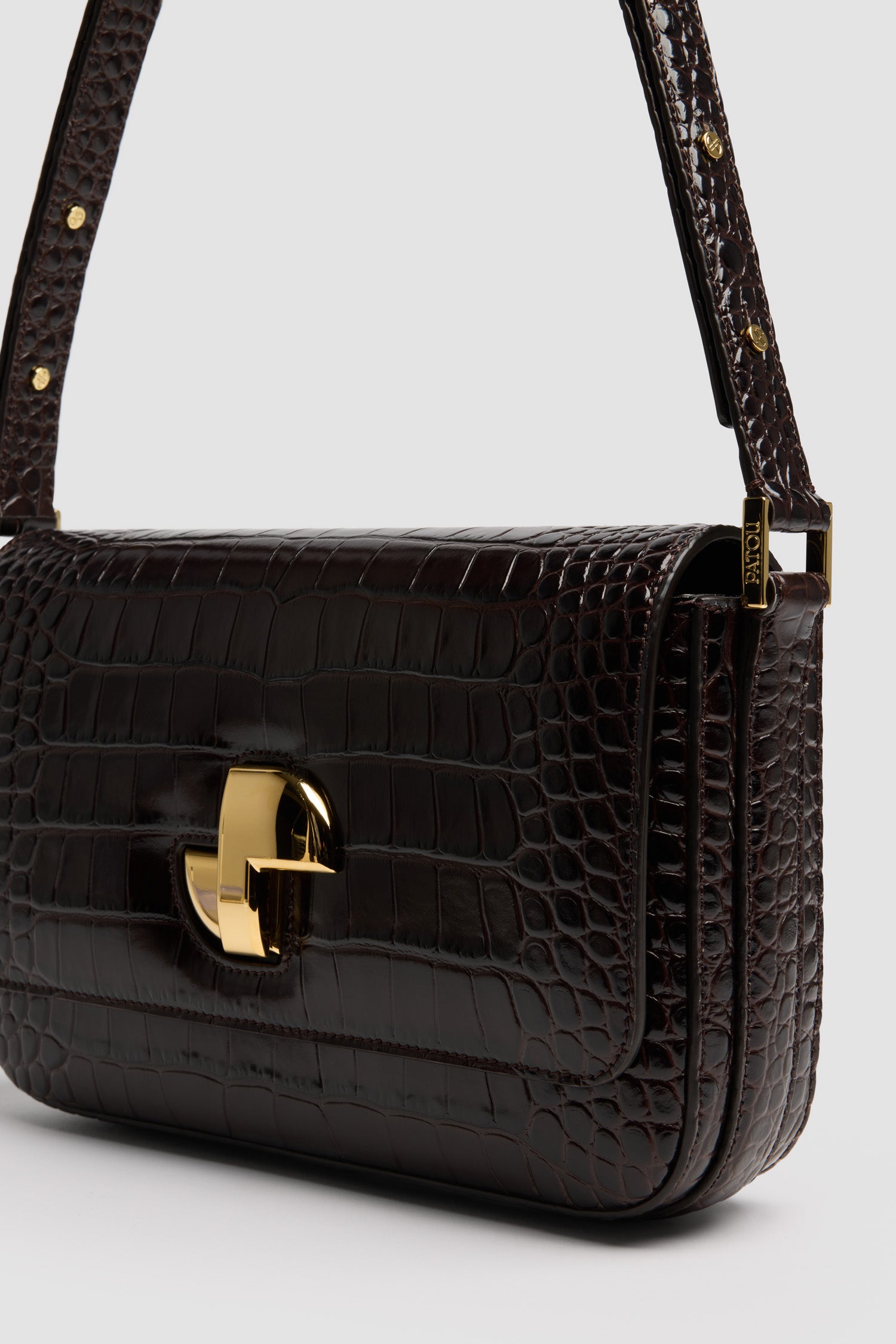 Patou - Borsa Le Classic Lock in pelle di coccodrillo goffrata - Smoked Ebony - Borsa in pelle di coccodrillo goffrata Smoked Ebony. Borsa da giorno classica rivisitata. Fermaglio girevole JP oro in stile Art Déco sul davanti. Tracolla regolabile che può essere indossata lunga o corta. Fodera in pelle.