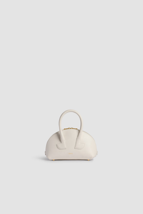 Patou - Borsa Le Patou Bowling in pelle - White - Borsa in pelle liscia bianca. Forma bowling. Doppio manico con dettagli geometrici. Tracolla rimovibile. Chiusura con zip oro a doppio cursore. Logo Patou oro sul davanti. Piedini in metallo oro.