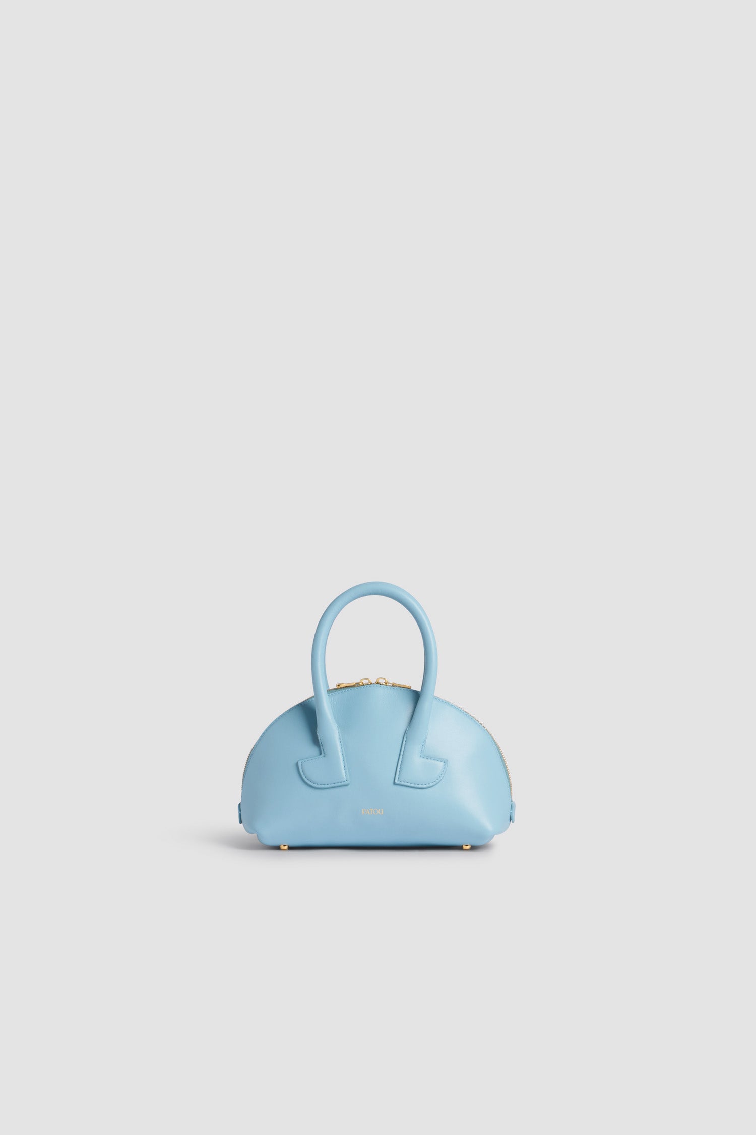 Patou - Borsa Le Patou Bowling in pelle - Skylight Blue - Borsa in pelle liscia celeste. Forma bowling. Doppio manico con dettagli geometrici. Tracolla rimovibile. Chiusura con zip oro a doppio cursore. Logo Patou oro sul davanti. Piedini in metallo oro.
