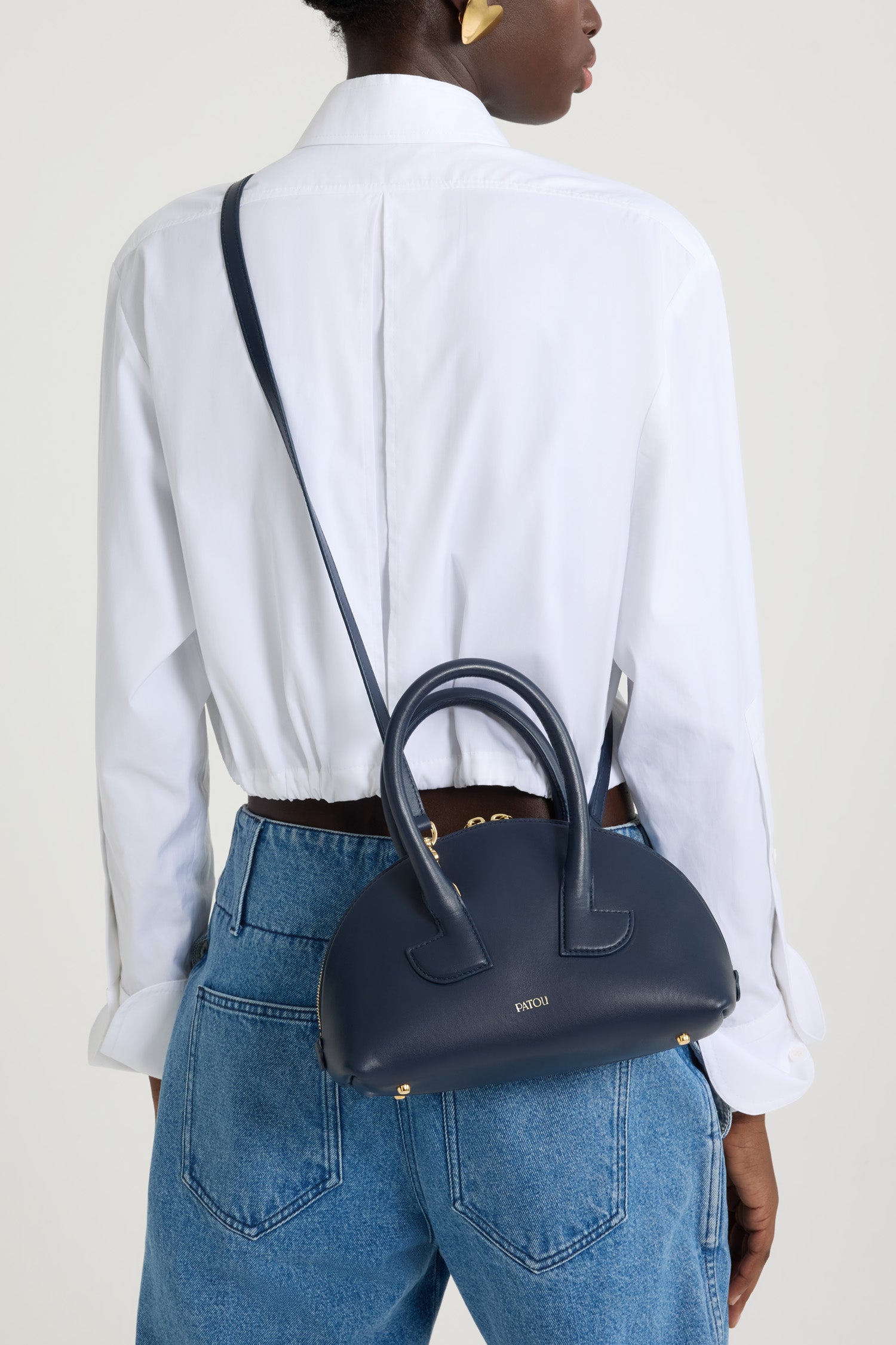 Patou - Borsa Le Patou Bowling in pelle - Navy Black - Borsa in pelle liscia blu nero. Forma bowling. Doppio manico con dettagli geometrici. Tracolla rimovibile. Chiusura con zip oro a doppio cursore. Logo Patou oro sul davanti. Piedini in metallo oro.