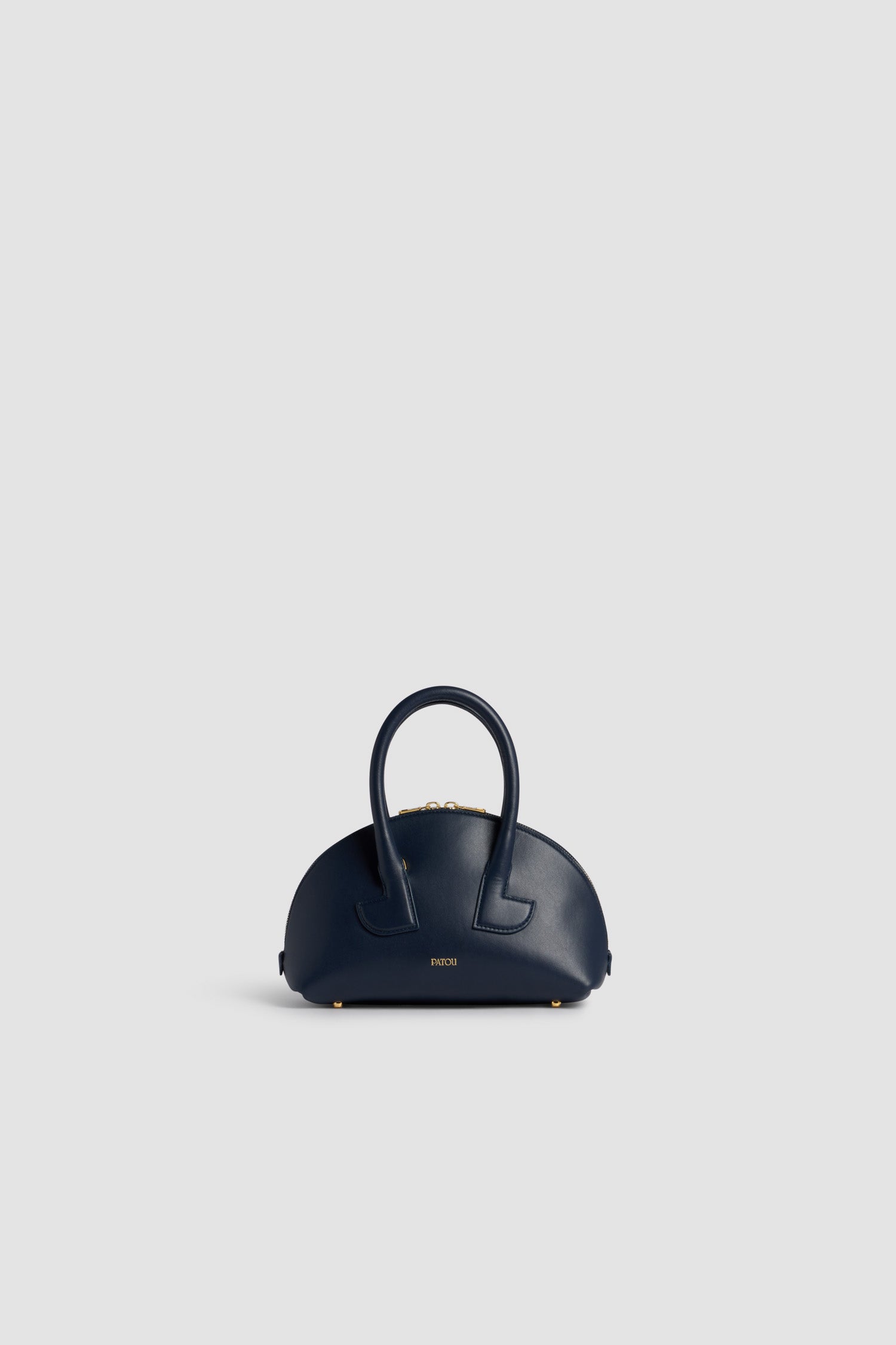 Patou - Borsa Le Patou Bowling in pelle - Navy Black - Borsa in pelle liscia blu nero. Forma bowling. Doppio manico con dettagli geometrici. Tracolla rimovibile. Chiusura con zip oro a doppio cursore. Logo Patou oro sul davanti. Piedini in metallo oro.