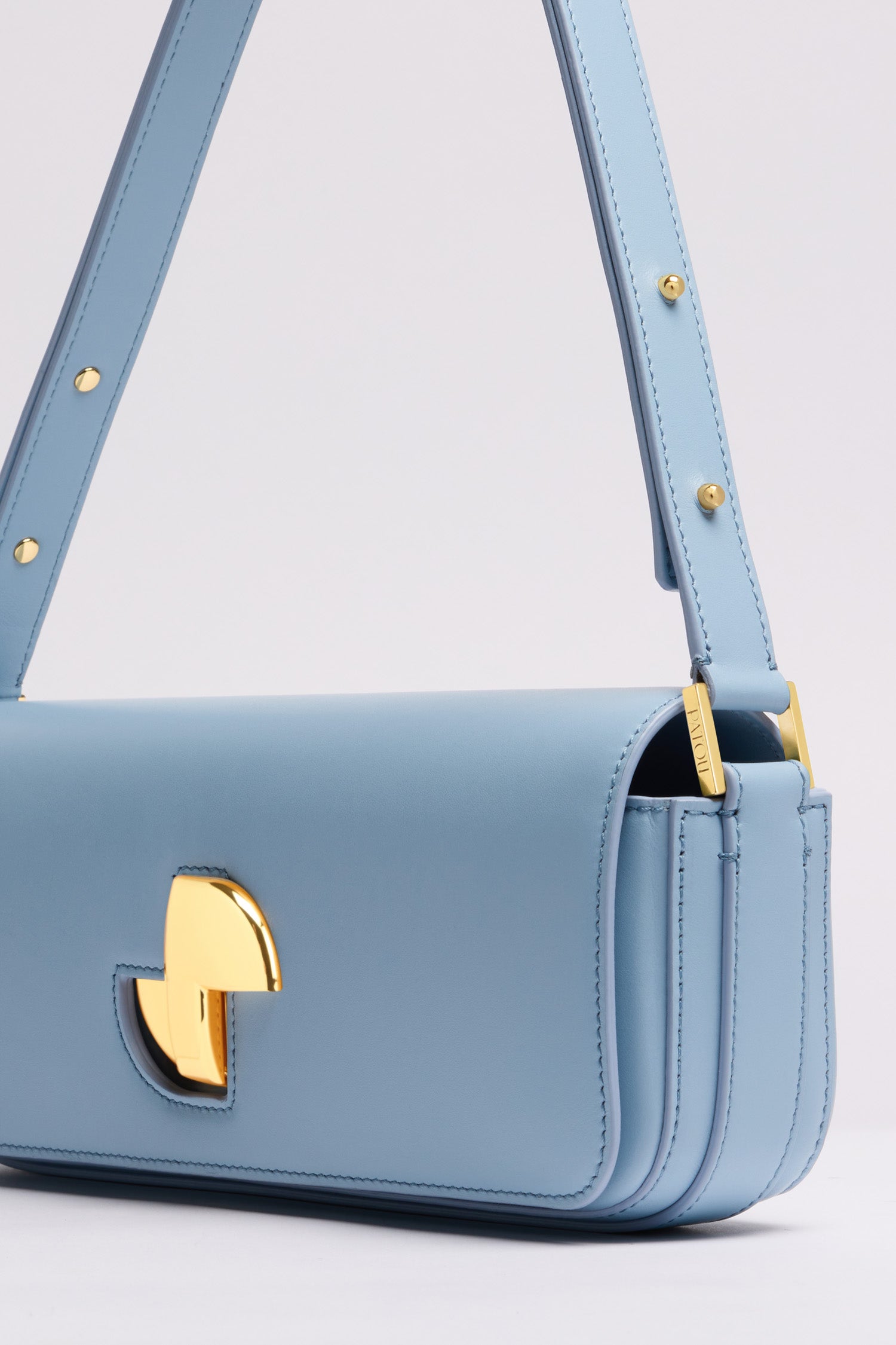 Patou - Le Lock Baguette en cuir - Skylight Blue - Sac en cuir lisse bleu ciel. Sac de jour classique revisité. Forme allongée. Fermoir rotatif JP doré d'inspiration Art Déco sur le devant. Bandoulière réglable pouvant être portée courte ou longue. Doublure en cuir.