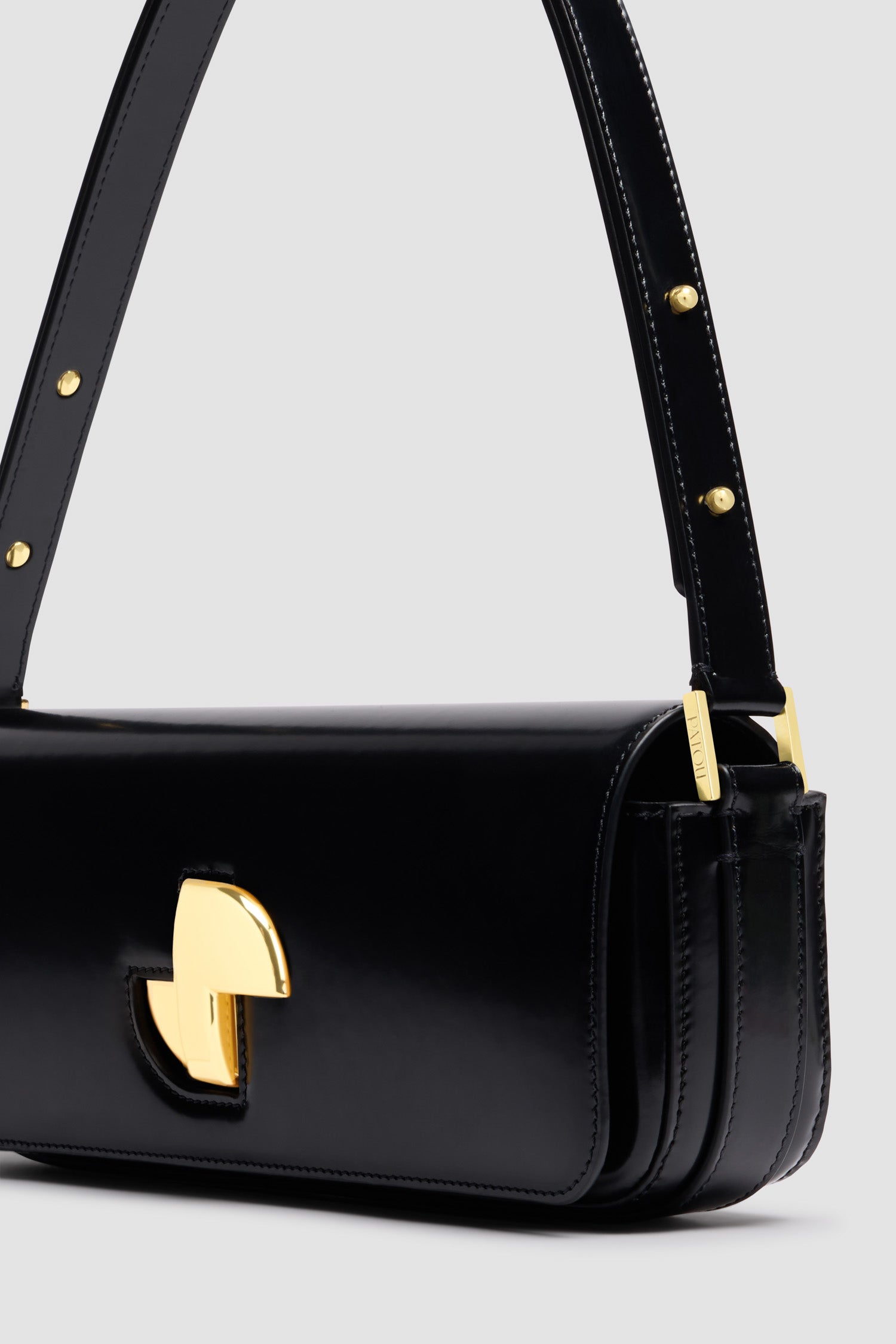 Patou - Le Lock Baguette Tasche aus Leder - Black - Schwarze Handtasche aus glänzendem Leder. Klassische Tasche mit länglicher Form. Goldener Art déco-JP-Drehverschluss an der Vorderseite. Durch den verstellbaren Riemen kann sie kurz oder lang getragen werden. Innenfutter aus Leder.