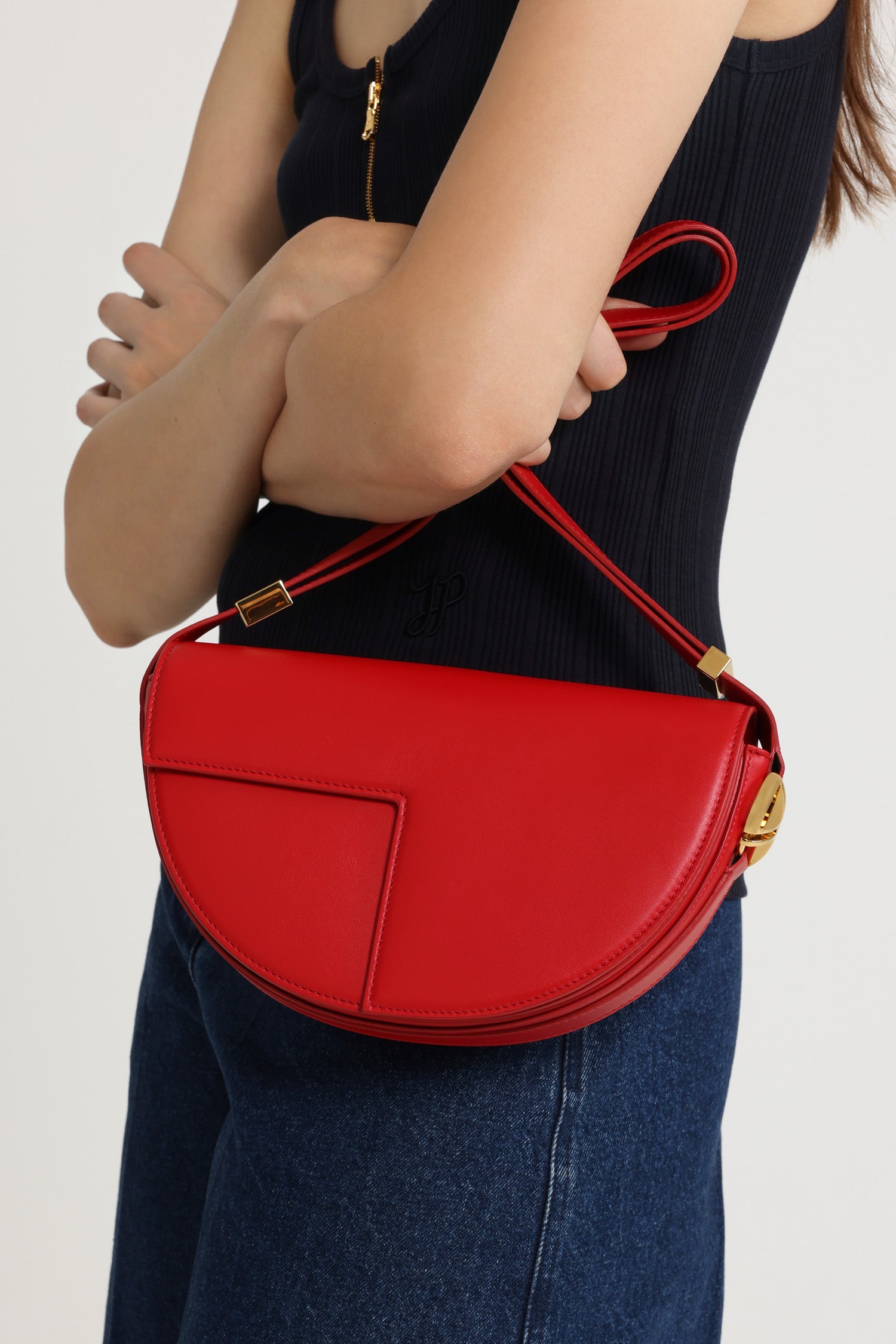 Patou - Borsa Le Patou in pelle - Lipstick Red - Borsa in pelle liscia color rossetto. Forma a mezzaluna con tagli geometrici ispirati al monogramma JP. Pezzi in metallo oro con dettaglio JP ispirato a una spilla dell'archivio Jean Patou. Tracolla regolabile che permette di indossarla in più modi: in spalla, crossbody o a mano. Chiusura magnetica con dettaglio JP oro. Compartimenti interni multipli. Fodera in ecocamoscio.Dimensioni : lunghezza: 25 cm; altezza: 15 cm; larghezza: 6 cmTracolla regolabile con tre lunghezze: 47 cm (sulla spalla), 36 cm (crossbody), 28 cm (a mano).
