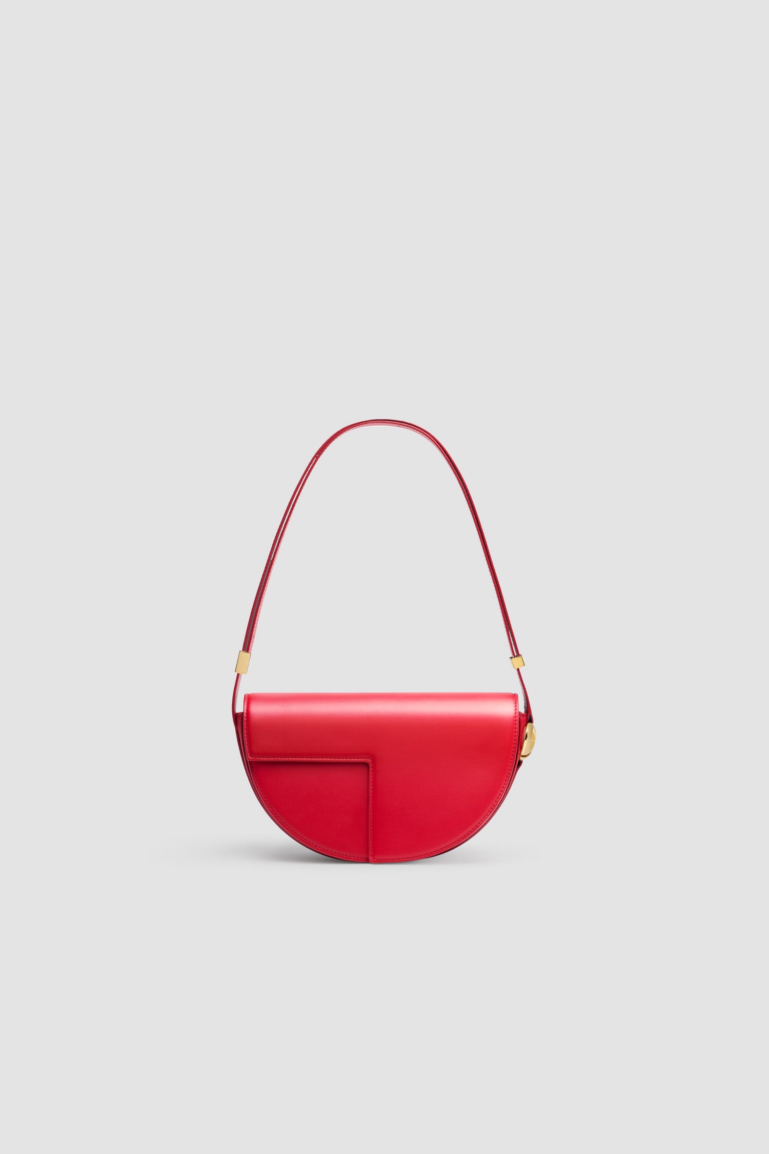Patou - Borsa Le Patou in pelle - Lipstick Red - Borsa in pelle liscia color rossetto. Forma a mezzaluna con tagli geometrici ispirati al monogramma JP. Pezzi in metallo oro con dettaglio JP ispirato a una spilla dell'archivio Jean Patou. Tracolla regolabile che permette di indossarla in più modi: in spalla, crossbody o a mano. Chiusura magnetica con dettaglio JP oro. Compartimenti interni multipli. Fodera in ecocamoscio.Dimensioni : lunghezza: 25 cm; altezza: 15 cm; larghezza: 6 cmTracolla regolabile con tre lunghezze: 47 cm (sulla spalla), 36 cm (crossbody), 28 cm (a mano).