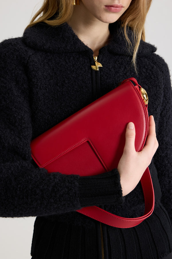 Patou - Le Patou Tasche aus Leder - Elixir Red - Handtasche aus Glattleder in Elixir-Rot. Halbkreis-Format mit geometrischen, vom JP-Monogramm inspirierten Cut-Outs. Goldfarbene Metallelemente mit JP-Monogramm-Detail an der Seite. Verstellbarer Riemen zum Tragen über der Schulter, diagonal am Körper oder in der Hand. Magnetverschluss mit goldfarbenem JP-Detail. Mehrere Fächer auf der Innenseite.Maße: 25 cm (Länge), 15 cm (Höhe), 6 cm (Tiefe)3 Längen für den verstellbaren Riemen: 47 cm (zum Tragen über der Schulter), 36 cm (zum Tragen diagonal am Körper), 28 cm (zum Tragen in der Hand)