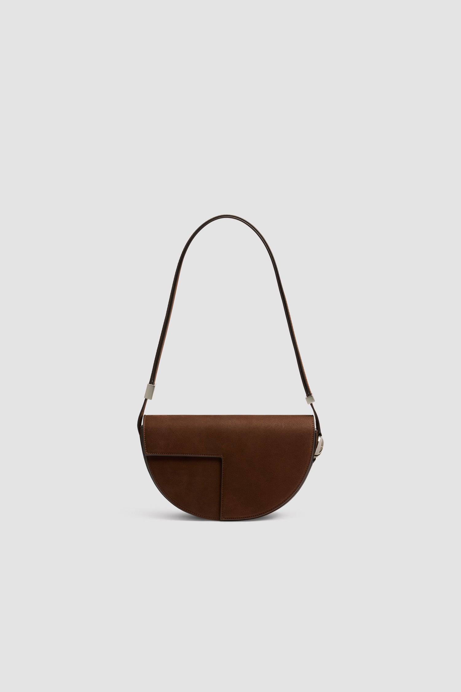 Patou - Sac Le Patou en nubuck - Smoked Ebony - Sac à main en nubuck couleur ébène fumé. Forme demi-lune avec découpes géométriques inspirée du monogramme JP. Pièce en métal doré avec détail JP sur le côté. Bandoulière ajustable permettant un porté épaule, en bandoulière ou à la main. Fermeture aimantée avec détail JP doré. Compartiments multiples à l’intérieur.Dimensions : 25 cm de longueur, 15 cm de hauteur et 6 cm de profondeurBandoulière ajustable en 3 longueurs : 47 cm (porté épaule), 36 cm (porté en bandoulière), 28 cm (porté à la main)