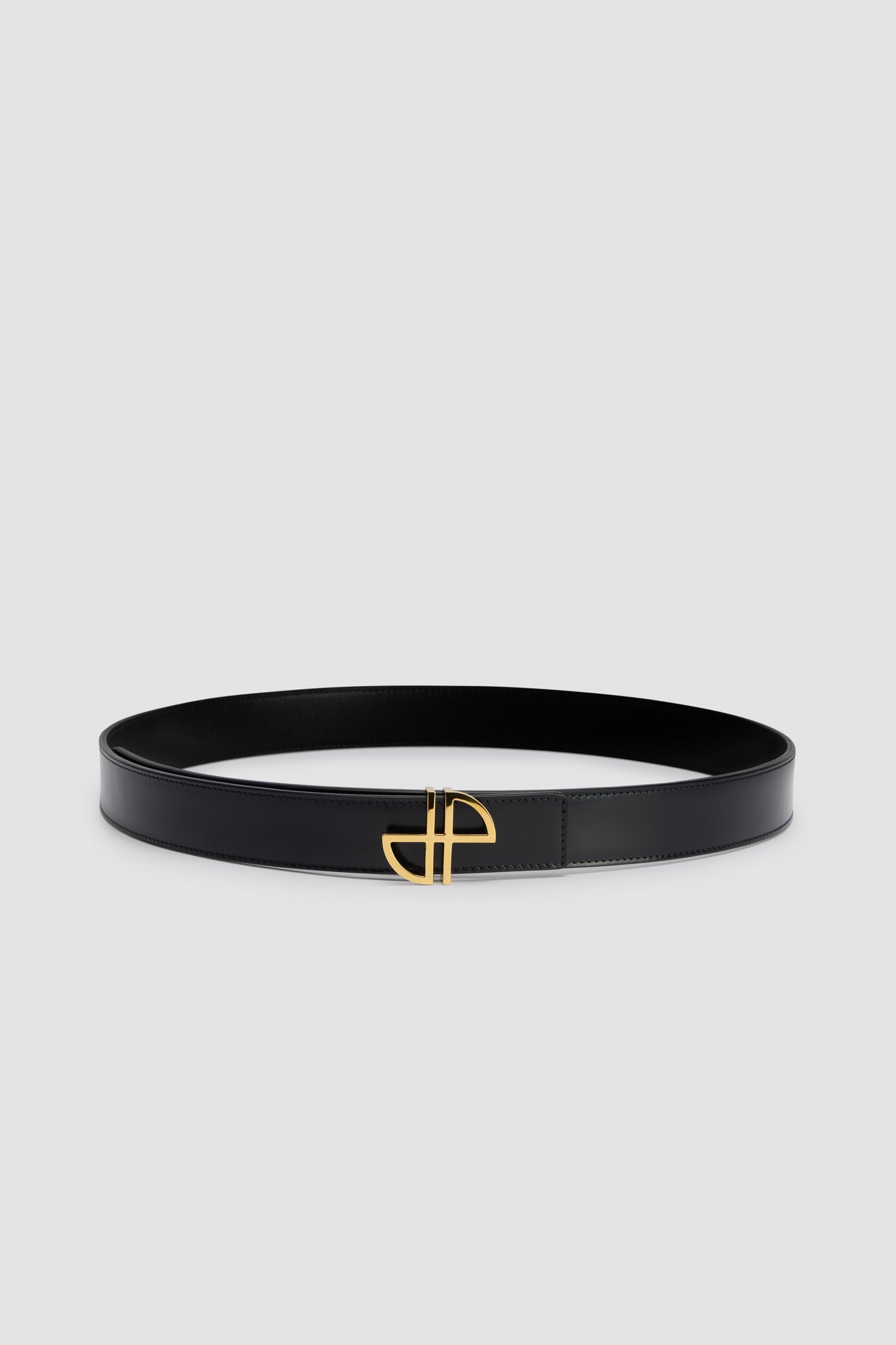 Patou - レザー製JP ベルト - Black and Glossy Black - 定番のアクセサリーをアイコンに。ブラックのレザーベルト。ゴールドトーンのJPバックル。調整可能なデザイン。プッシュスタッド留め。内側にベジタブルタンニングレザー。ベルトはリバーシブル。Sサイズ(最長):85cm Mサイズ(最長):90cm Lサイズ(最長):100cm