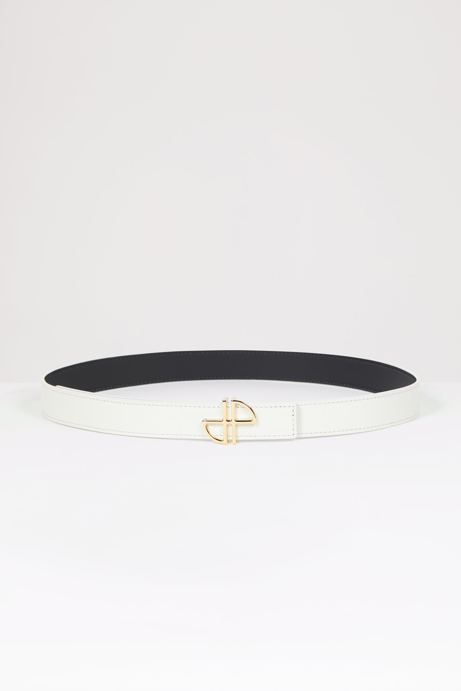 Patou - JP Gürtel aus Leder - Avalanche - Ein Must-have-Accessoire wird zum Kultobjekt!Gürtel aus Leder in Avalanche-Weiß. Goldfarbene JP-Schließe. Verstellbares Design. Druckknopfverschluss. Pflanzlich gegerbtes Leder auf der Innenseite.Der Gürtel ist beidseitig verwendbar.Größe S (maximale Länge): 85 cmGröße M (maximale Länge): 90 cmGröße L (maximale Länge): 100 cm