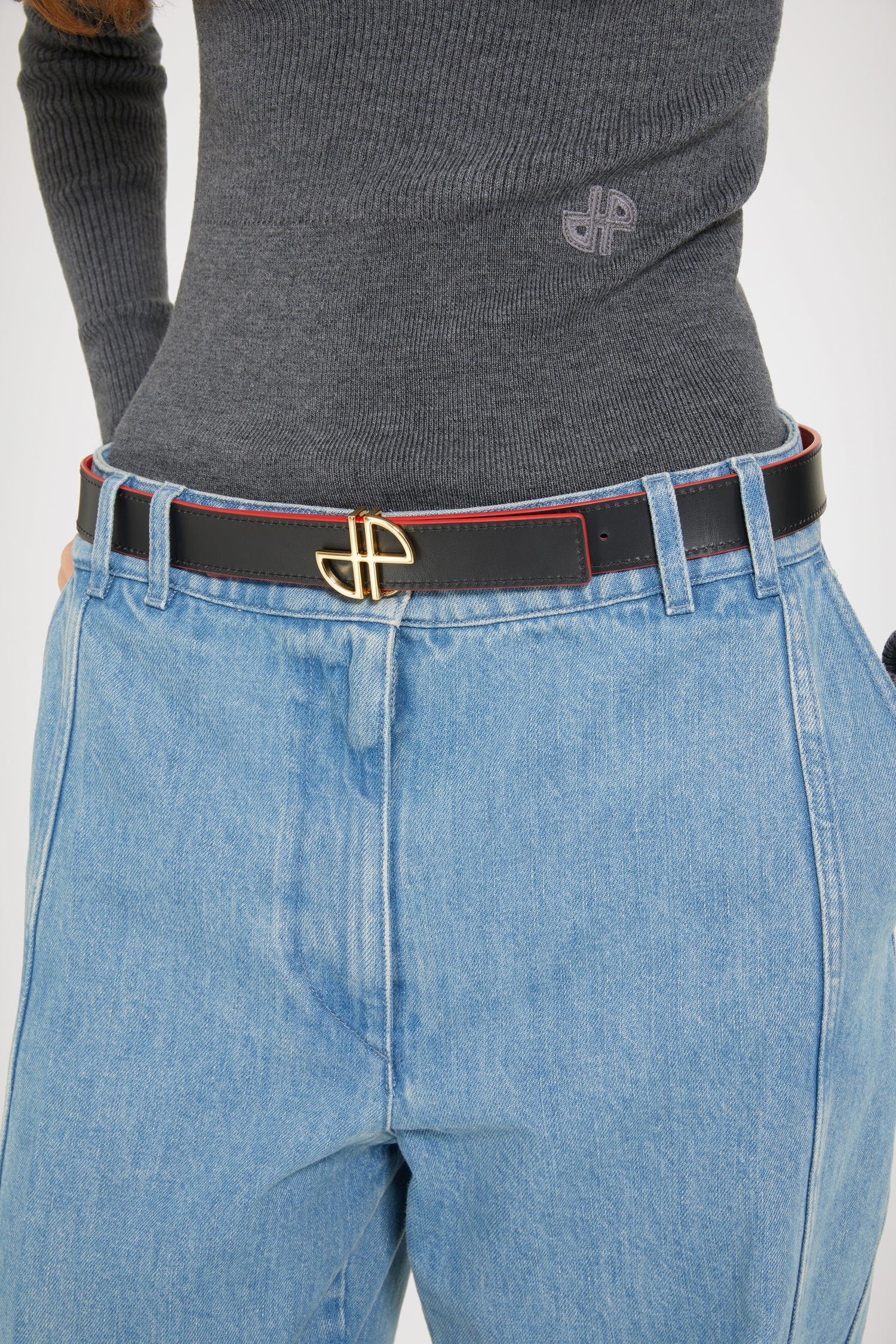 Patou - Ceinture JP en cuir - Racing Red - L'accessoire devient essentiel.Ceinture en cuir rouge. Boucle JP dorée. Modèle réglable. Fermeture à goupille. Cuir à teinture végétale à l'intérieur. La ceinture est réversible.Taille S (longueur maximale) : 85cmTaille M (longueur maximale) : 90cmTaille L (longueur maximale) : 100cm