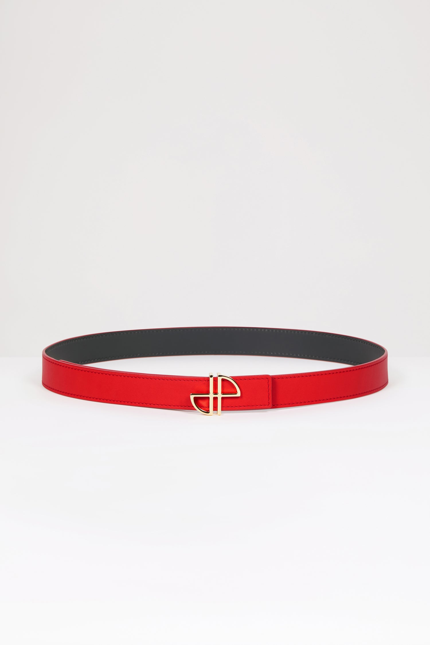 Patou - Ceinture JP en cuir - Racing Red - L'accessoire devient essentiel.Ceinture en cuir rouge. Boucle JP dorée. Modèle réglable. Fermeture à goupille. Cuir à teinture végétale à l'intérieur. La ceinture est réversible.Taille S (longueur maximale) : 85cmTaille M (longueur maximale) : 90cmTaille L (longueur maximale) : 100cm