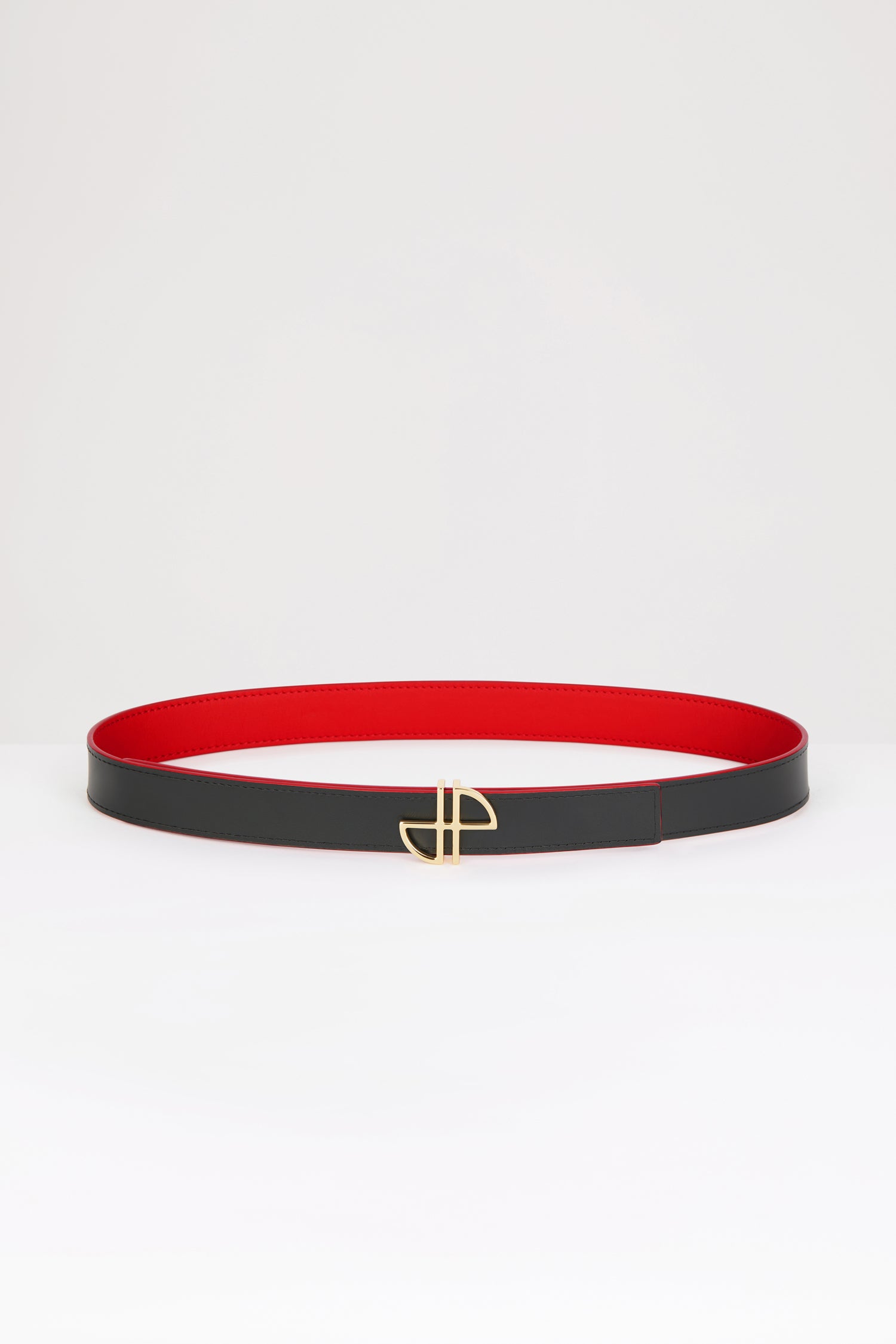 Patou - Ceinture JP en cuir - Racing Red - L'accessoire devient essentiel.Ceinture en cuir rouge. Boucle JP dorée. Modèle réglable. Fermeture à goupille. Cuir à teinture végétale à l'intérieur. La ceinture est réversible.Taille S (longueur maximale) : 85cmTaille M (longueur maximale) : 90cmTaille L (longueur maximale) : 100cm