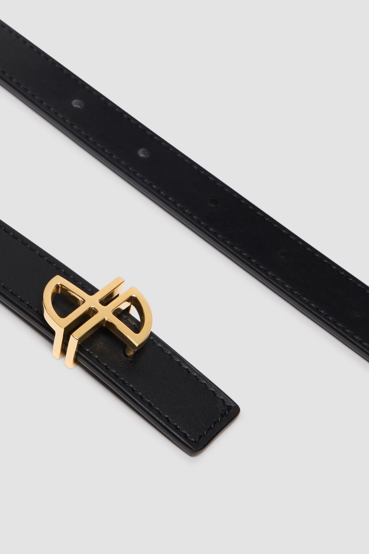 Patou - レザー JP モノグラムバックル 細ベルト - Black - ブラックのスムースレザー製ベルト。細めのデザイン。ゴールドトーンのJPバックル。調整可能なデザイン。プッシュスタッド留め。 Sサイズ(最長):85cm Mサイズ(最長):90cm Lサイズ(最長):100cm