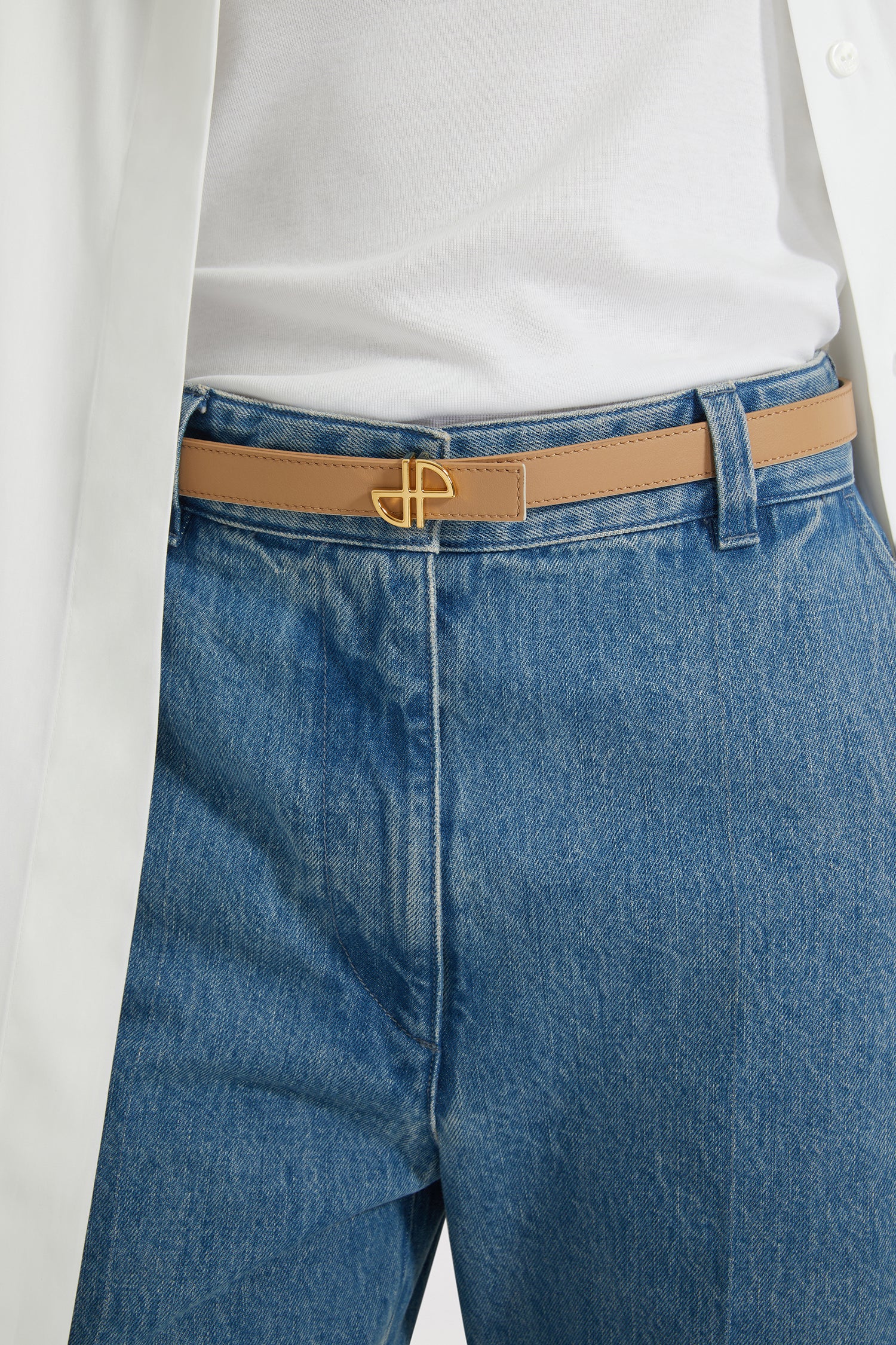 Patou - 細めのレザー製JP ベルト - Beige - JPの美学を落とし込んだデザイン。ベージュのレザーベルト。細めのデザイン。ゴールドトーンのJPバックル。調整可能なデザイン。プッシュスタッド留め。Sサイズ(最長):85cm Mサイズ(最長):90cm Lサイズ(最長):100cm