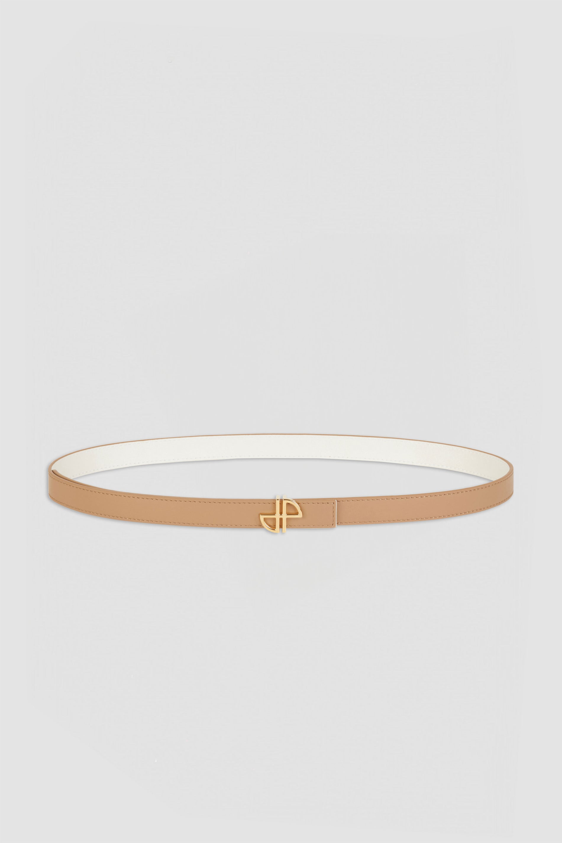 Patou - 細めのレザー製JP ベルト - Beige - JPの美学を落とし込んだデザイン。ベージュのレザーベルト。細めのデザイン。ゴールドトーンのJPバックル。調整可能なデザイン。プッシュスタッド留め。Sサイズ(最長):85cm Mサイズ(最長):90cm Lサイズ(最長):100cm