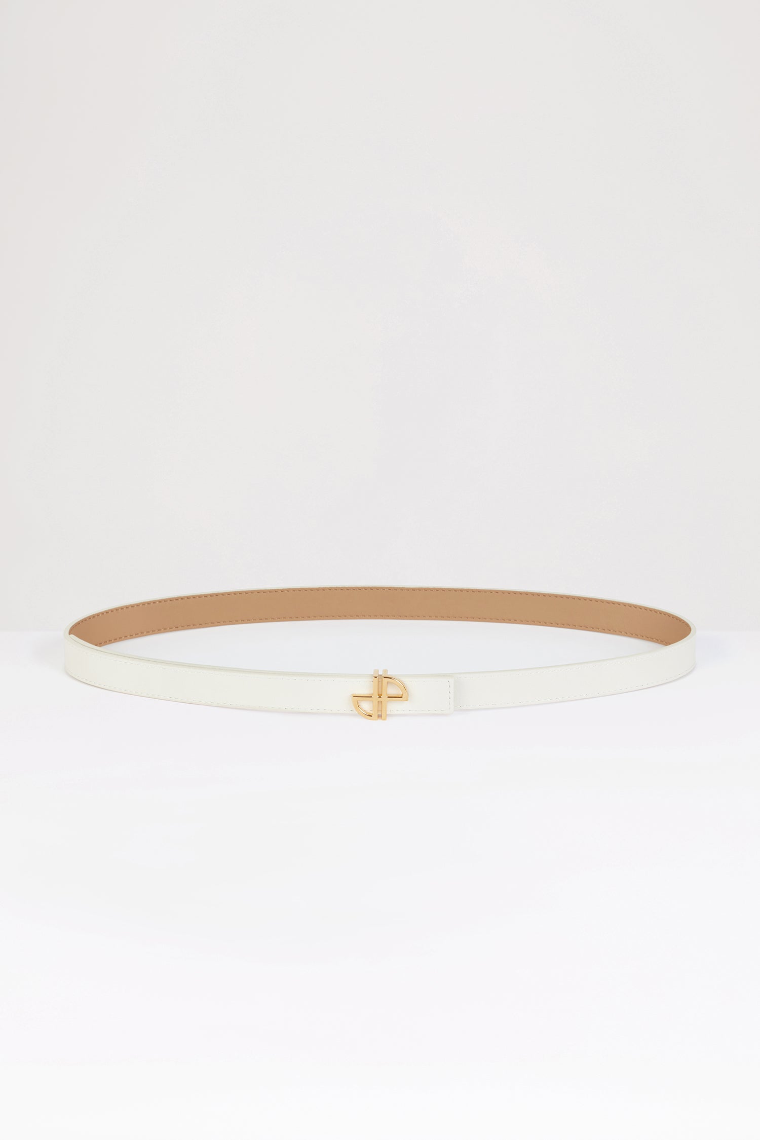 Patou - 細めのレザー製JP ベルト - Beige - JPの美学を落とし込んだデザイン。ベージュのレザーベルト。細めのデザイン。ゴールドトーンのJPバックル。調整可能なデザイン。プッシュスタッド留め。Sサイズ(最長):85cm Mサイズ(最長):90cm Lサイズ(最長):100cm