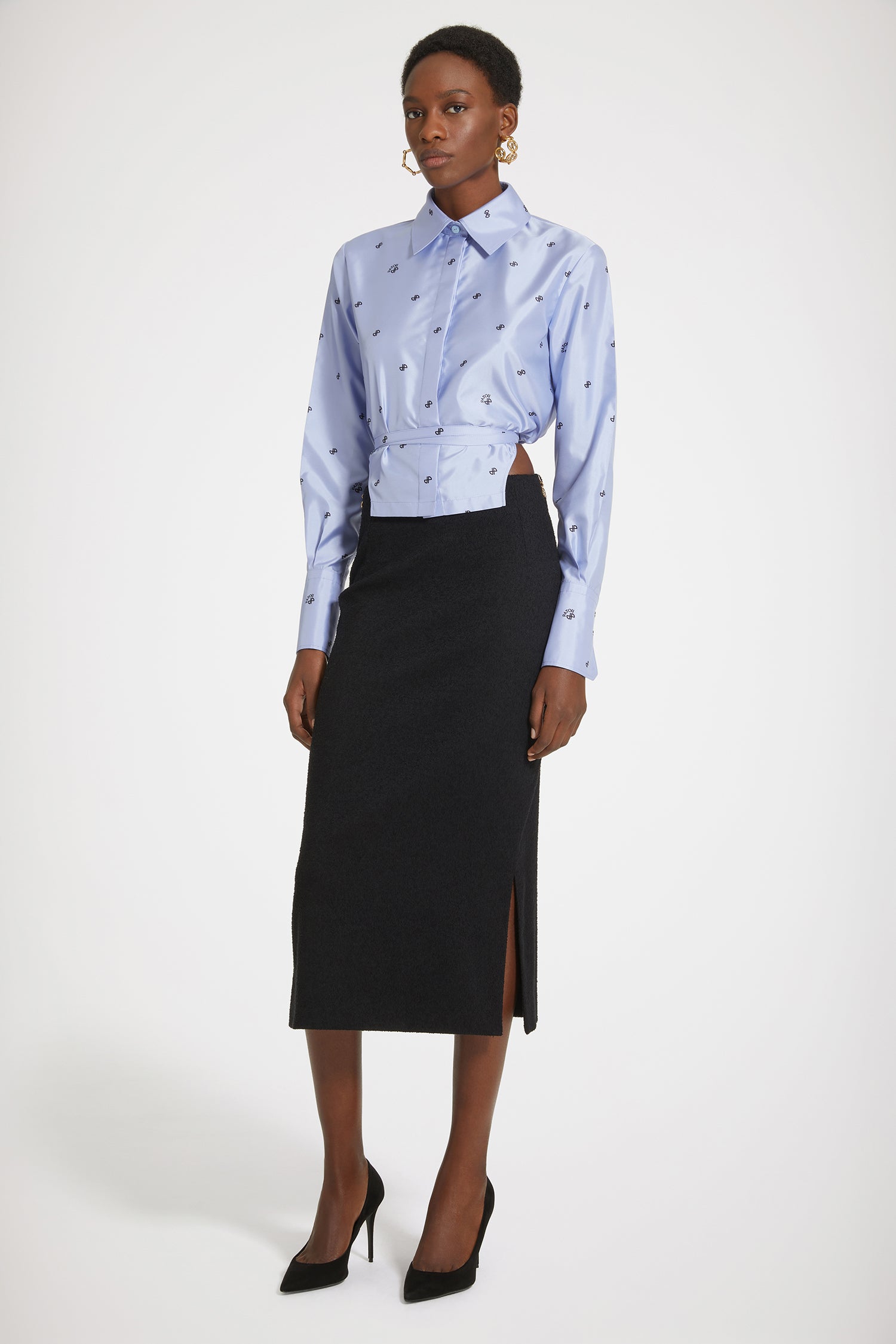 Patou - Kurzes Hemd mit Cut-Outs und Monogramm aus umweltfreundlichem Satin - JP Alaska - Eine neue Silhouette, die auf allen Ebenen überzeugt.Hemd aus recyceltem Polyester-Satin in Alaska-Blau. Durchgängiges JP-Monogramm. Kurz geschnitten mit geigenförmigen Cut-Outs an den Seiten. Verdeckte Knopfleiste. Taillengürtel mit Tunnel auf der Rückseite. Plissierungen an den Ärmelabschlüssen. Geknöpfte Manschetten.