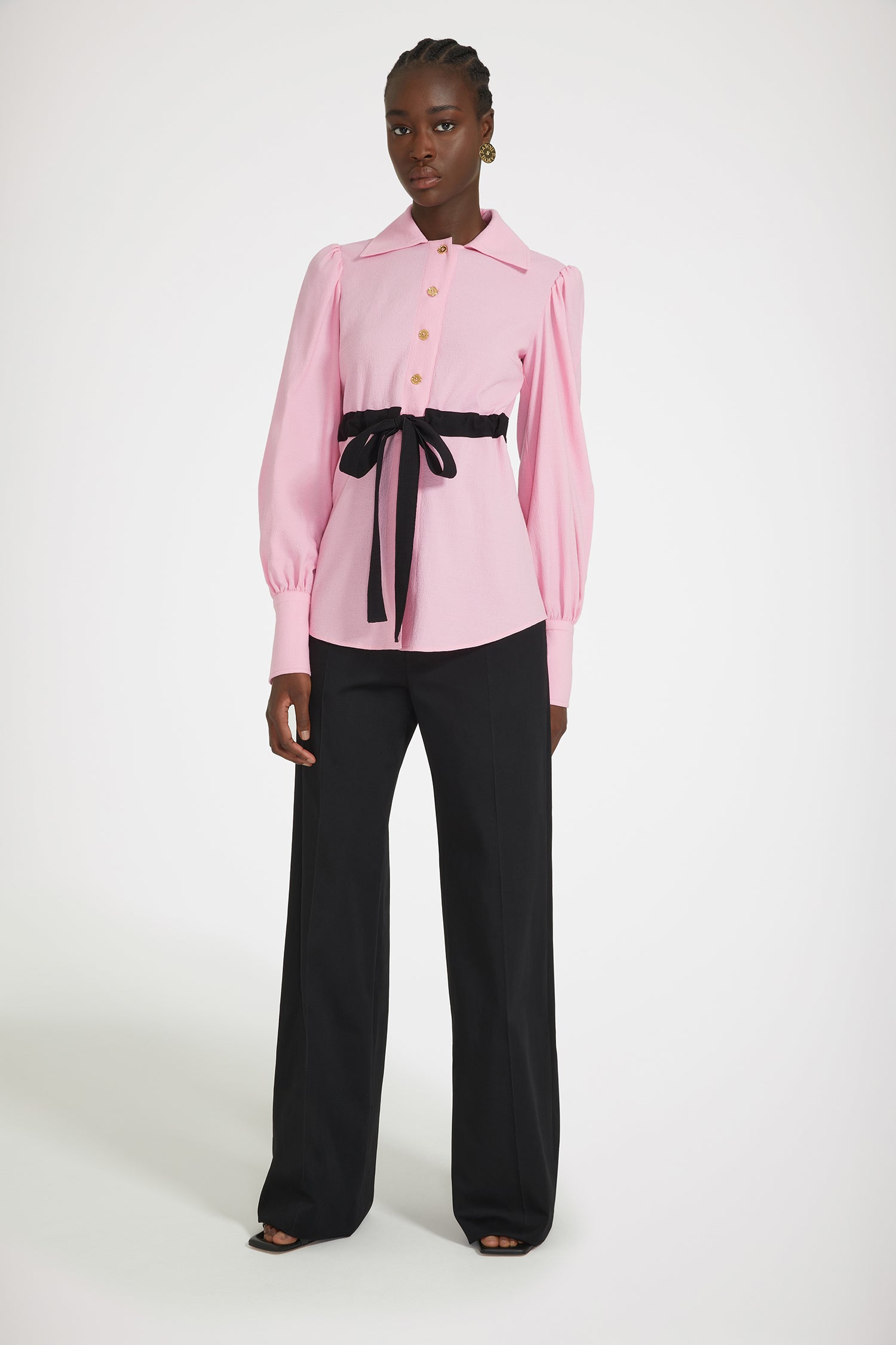 Patou - Puff sleeve bow blouse in seersucker - Pink - A Patou sleeve trick.Pink seersucker blouse. Wide shirt collar. Gold-tone Patou-engraved buttons. Bow belt at the waist. Puff sleeves. Buttoned cuffs.