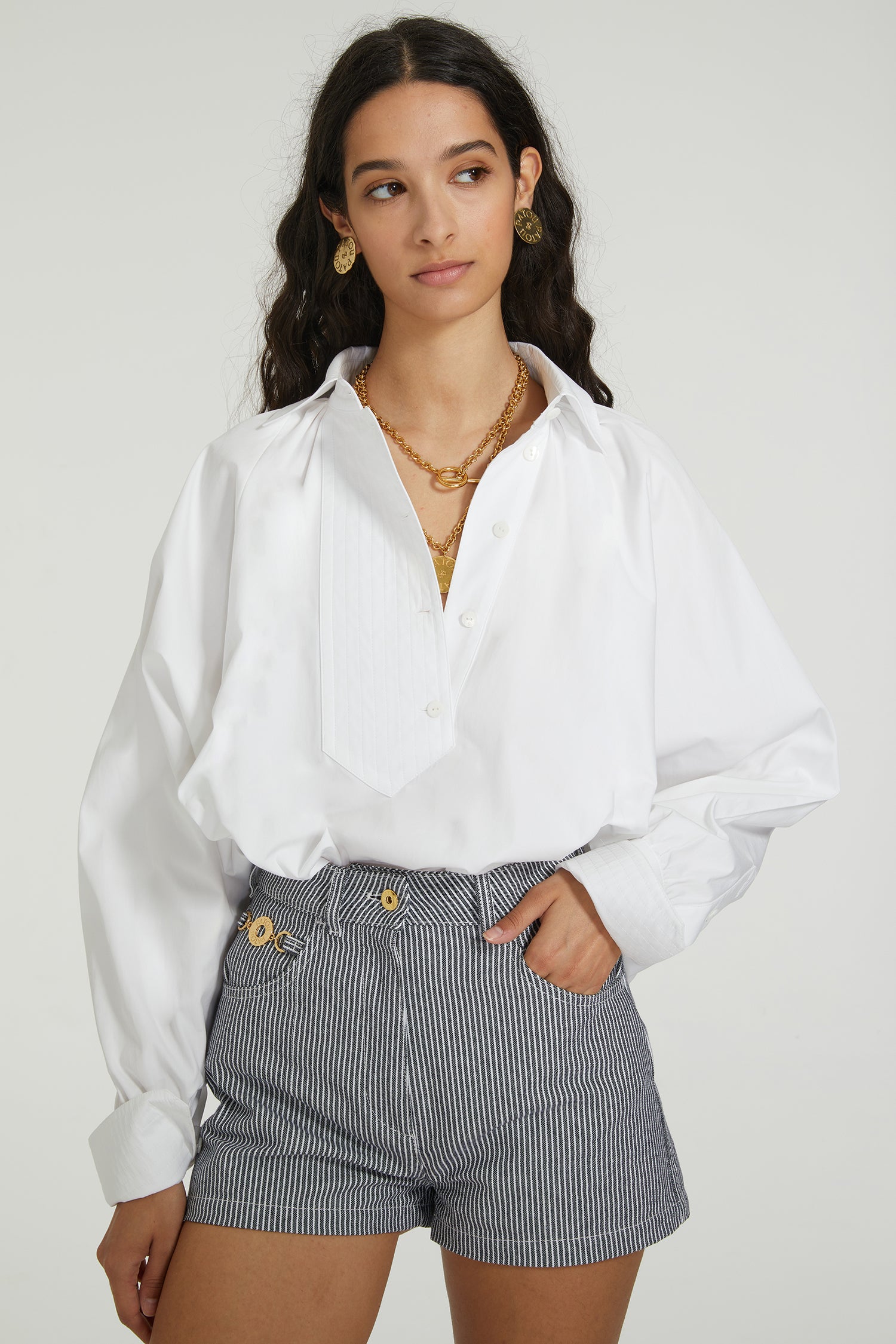 Patou - Blusa da pittore in cotone ecosostenibile - White - L'ultima opera dell'atelier Patou.Blusa in popeline di cotone ecosostenibile bianca. Vestibilità larga. Pettorina trapuntata con bottoni decentrati. Colletto classico. Arricciatura sul retro. Maniche a pipistrello. Polsini abbottonati. Orlo asimmetrico più lungo sul retro.Questo modello s'indossa oversize; ti consigliamo di ordinare la tua taglia abituale.