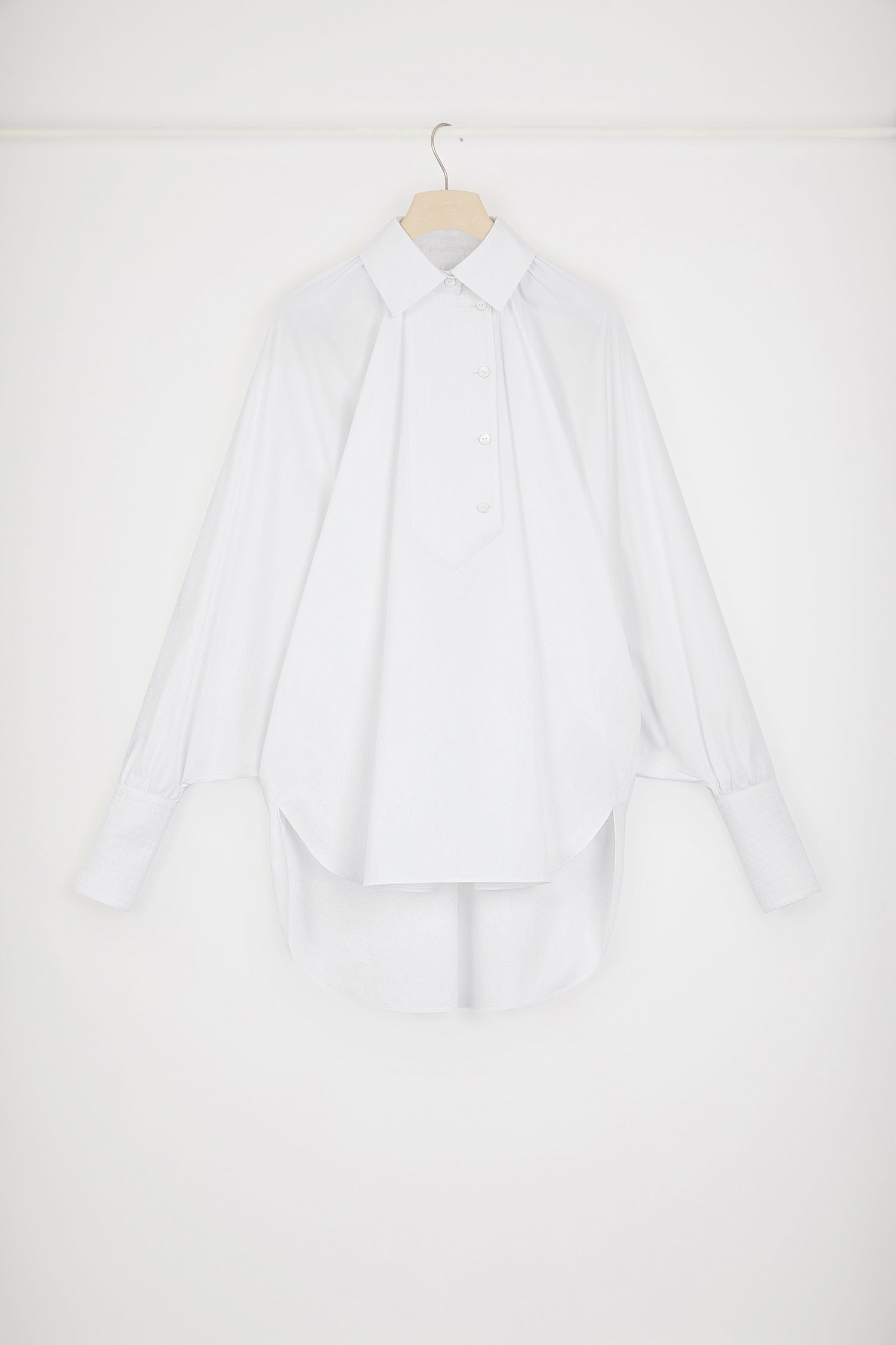 Patou - Blusa da pittore in cotone ecosostenibile - White - L'ultima opera dell'atelier Patou.Blusa in popeline di cotone ecosostenibile bianca. Vestibilità larga. Pettorina trapuntata con bottoni decentrati. Colletto classico. Arricciatura sul retro. Maniche a pipistrello. Polsini abbottonati. Orlo asimmetrico più lungo sul retro.Questo modello s'indossa oversize; ti consigliamo di ordinare la tua taglia abituale.