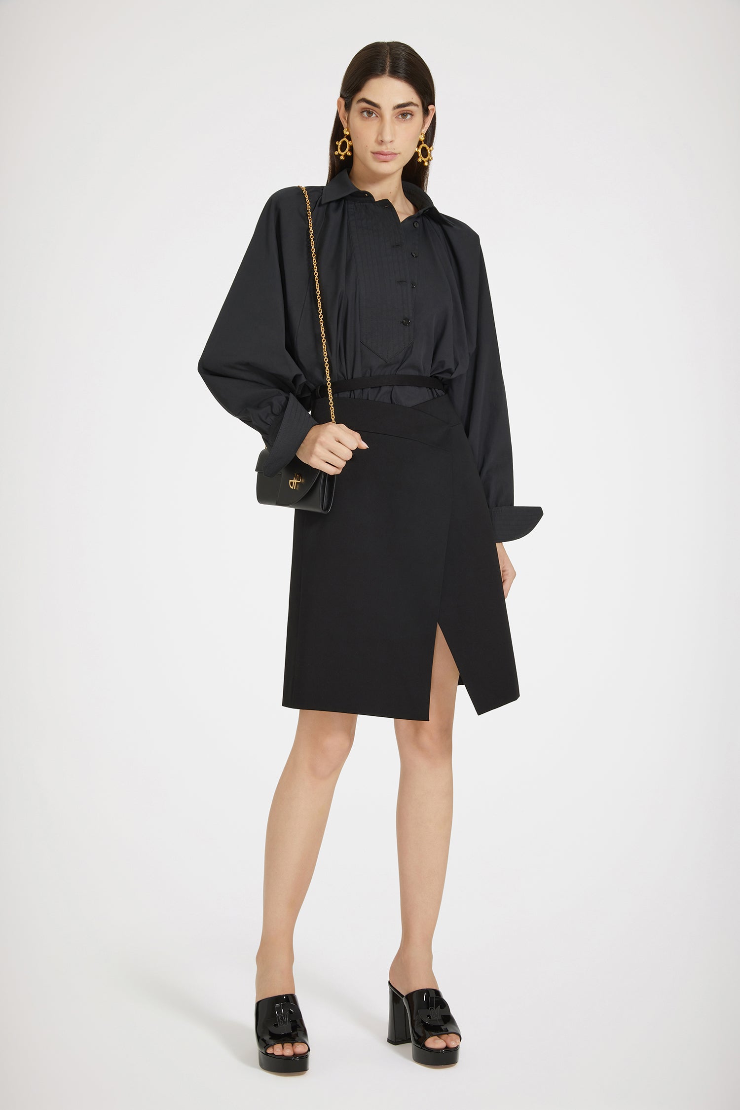 Patou - Künstlerische Bluse aus nachhaltiger Baumwolle - Black - Direkt aus dem Design-Atelier von Patou.Bluse aus nachhaltiger Baumwollpopeline in Schwarz. Locker sitzend. Pull-on-Stil mit abgestepptem Latz und versetzter Knopfleiste auf der Vorderseite. Hemdkragen. Hinten gerüscht. Fledermausärmel. Abgesteppte, geknöpfte Manschetten. Von vorne nach hinten asymmetrischer Saum.Trotz des Oversize-Designs sollten Sie Ihre reguläre Größe bestellen.