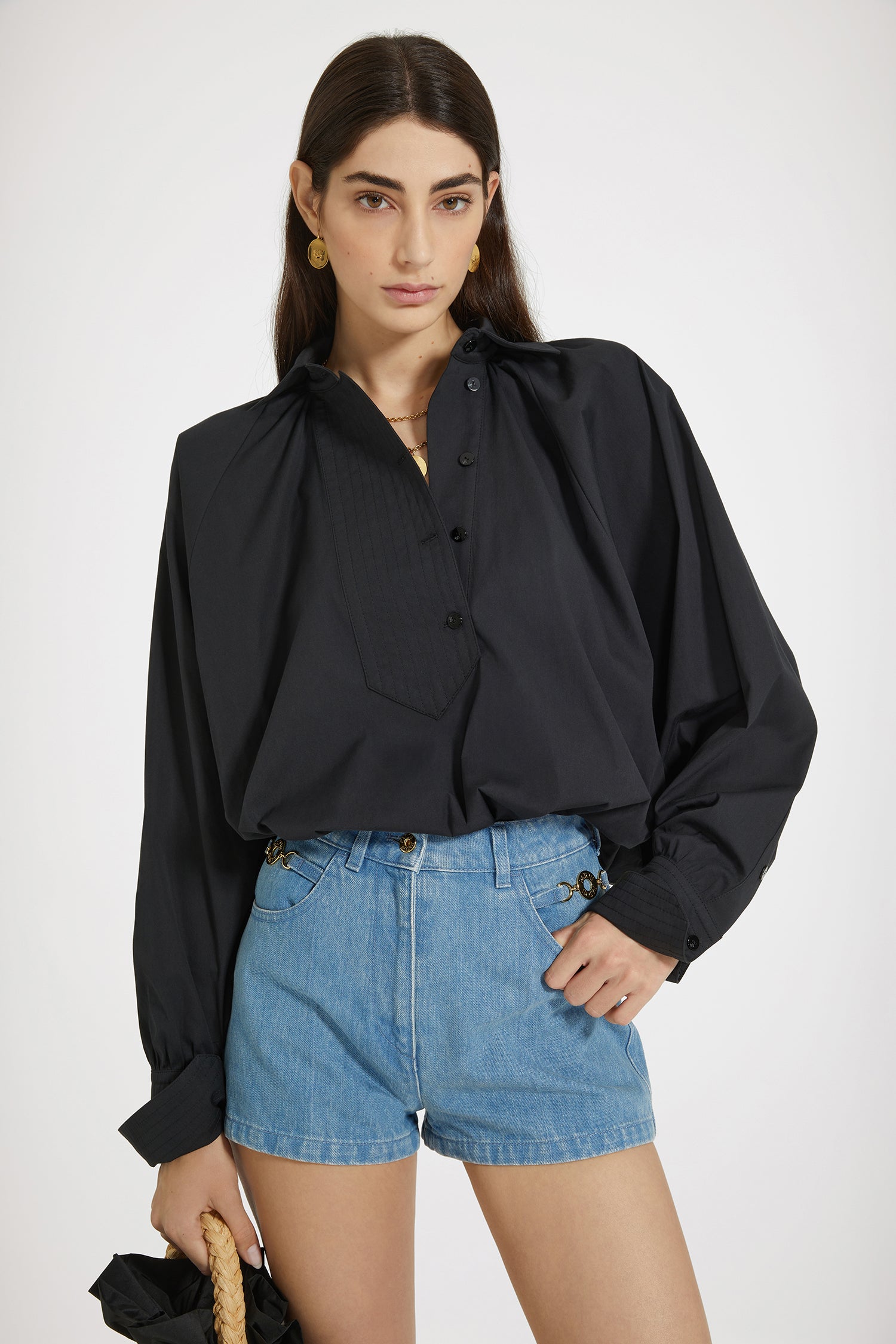 Patou - Künstlerische Bluse aus nachhaltiger Baumwolle - Black - Direkt aus dem Design-Atelier von Patou.Bluse aus nachhaltiger Baumwollpopeline in Schwarz. Locker sitzend. Pull-on-Stil mit abgestepptem Latz und versetzter Knopfleiste auf der Vorderseite. Hemdkragen. Hinten gerüscht. Fledermausärmel. Abgesteppte, geknöpfte Manschetten. Von vorne nach hinten asymmetrischer Saum.Trotz des Oversize-Designs sollten Sie Ihre reguläre Größe bestellen.