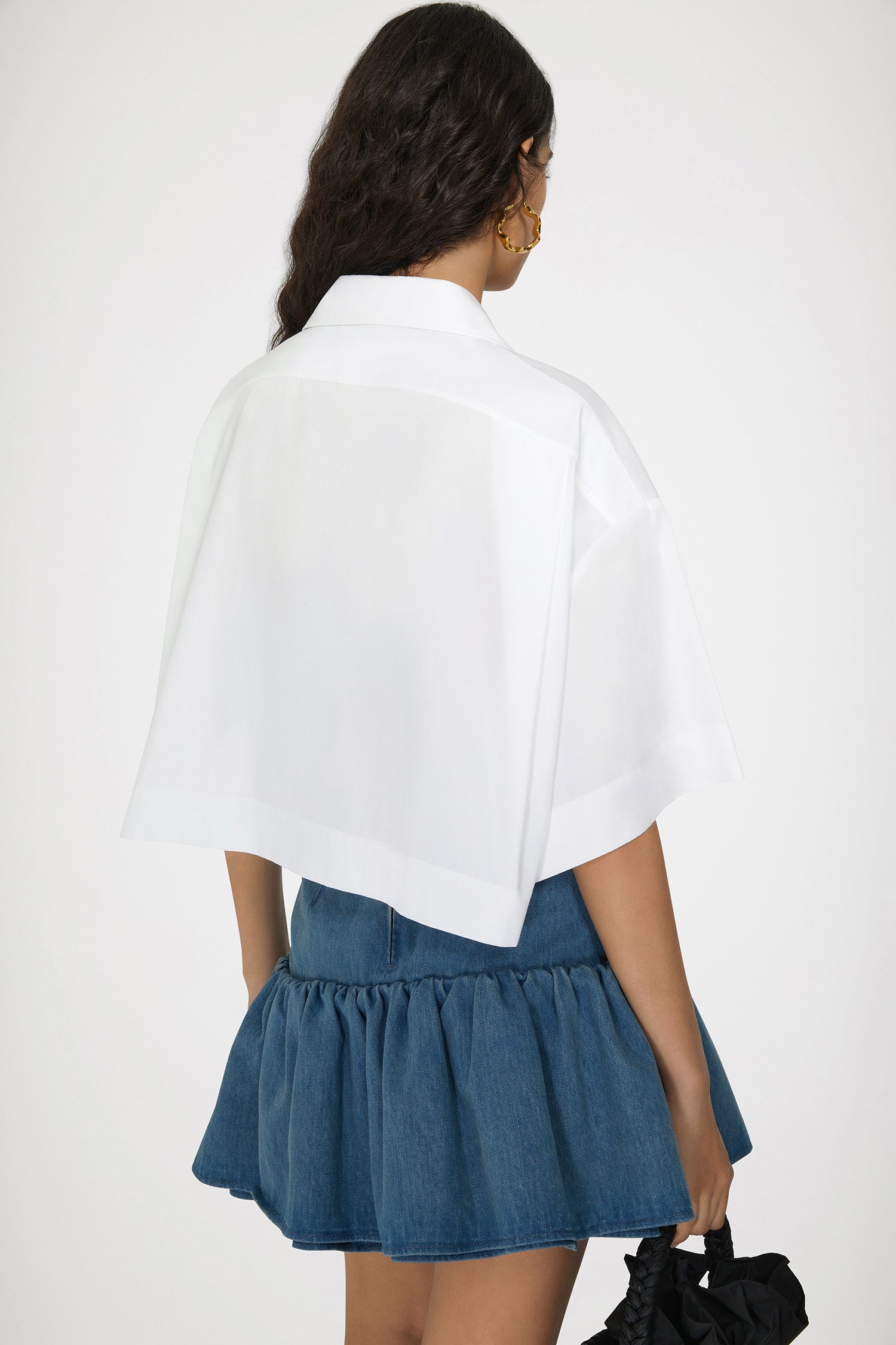 Patou - Camicia corta a onde in cotone ecosostenibile - White - L'arte sottile del dettaglio.Camicia in popeline di cotone ecosostenibile bianca. Modello corto e largo. Collo classico. Bottoni incisi JP. Decorazione a onde sul davanti.Questo modello oversize ha una vestibilità corta e larga.