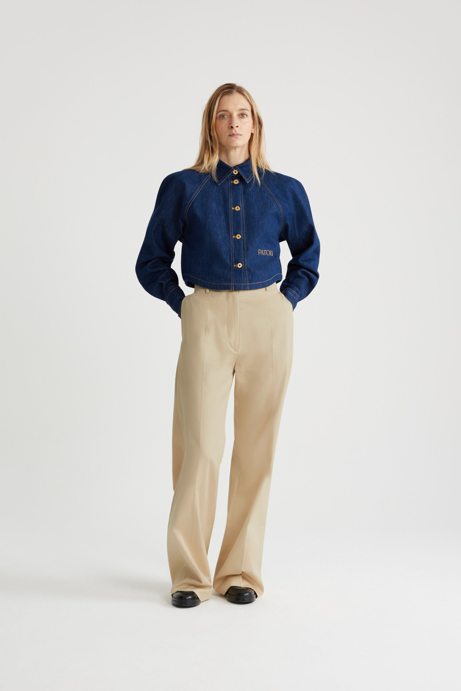 Patou - Kurzes Hemd aus Bio-Baumwolldenim - Rodeo Blue - Jeanshemd in Rodeo Blue aus Bio-Baumwolldenim. Gekürzte Länge. Hemdkragen mit JP-Monogramm auf der Innenseite. Goldfarbene Knöpfe mit Patou-Gravur. Patou Stickerei vorne. Raglanärmel. Geknöpfte Manschetten. Tabakfarbene Ziernähte.