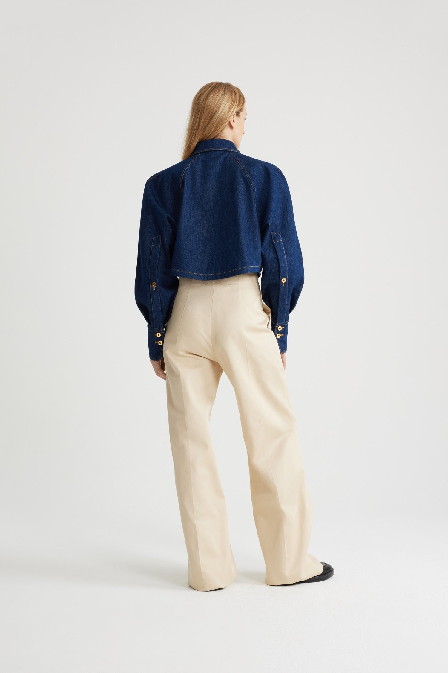 Patou - Kurzes Hemd aus Bio-Baumwolldenim - Rodeo Blue - Jeanshemd in Rodeo Blue aus Bio-Baumwolldenim. Gekürzte Länge. Hemdkragen mit JP-Monogramm auf der Innenseite. Goldfarbene Knöpfe mit Patou-Gravur. Patou Stickerei vorne. Raglanärmel. Geknöpfte Manschetten. Tabakfarbene Ziernähte.