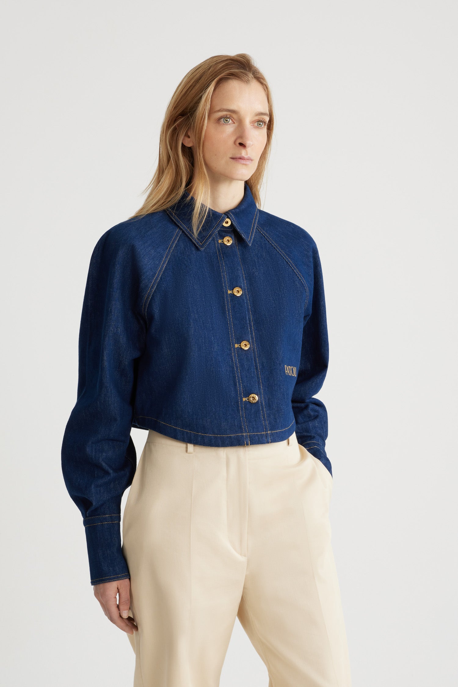 Patou - Kurzes Hemd aus Bio-Baumwolldenim - Rodeo Blue - Jeanshemd in Rodeo Blue aus Bio-Baumwolldenim. Gekürzte Länge. Hemdkragen mit JP-Monogramm auf der Innenseite. Goldfarbene Knöpfe mit Patou-Gravur. Patou Stickerei vorne. Raglanärmel. Geknöpfte Manschetten. Tabakfarbene Ziernähte.