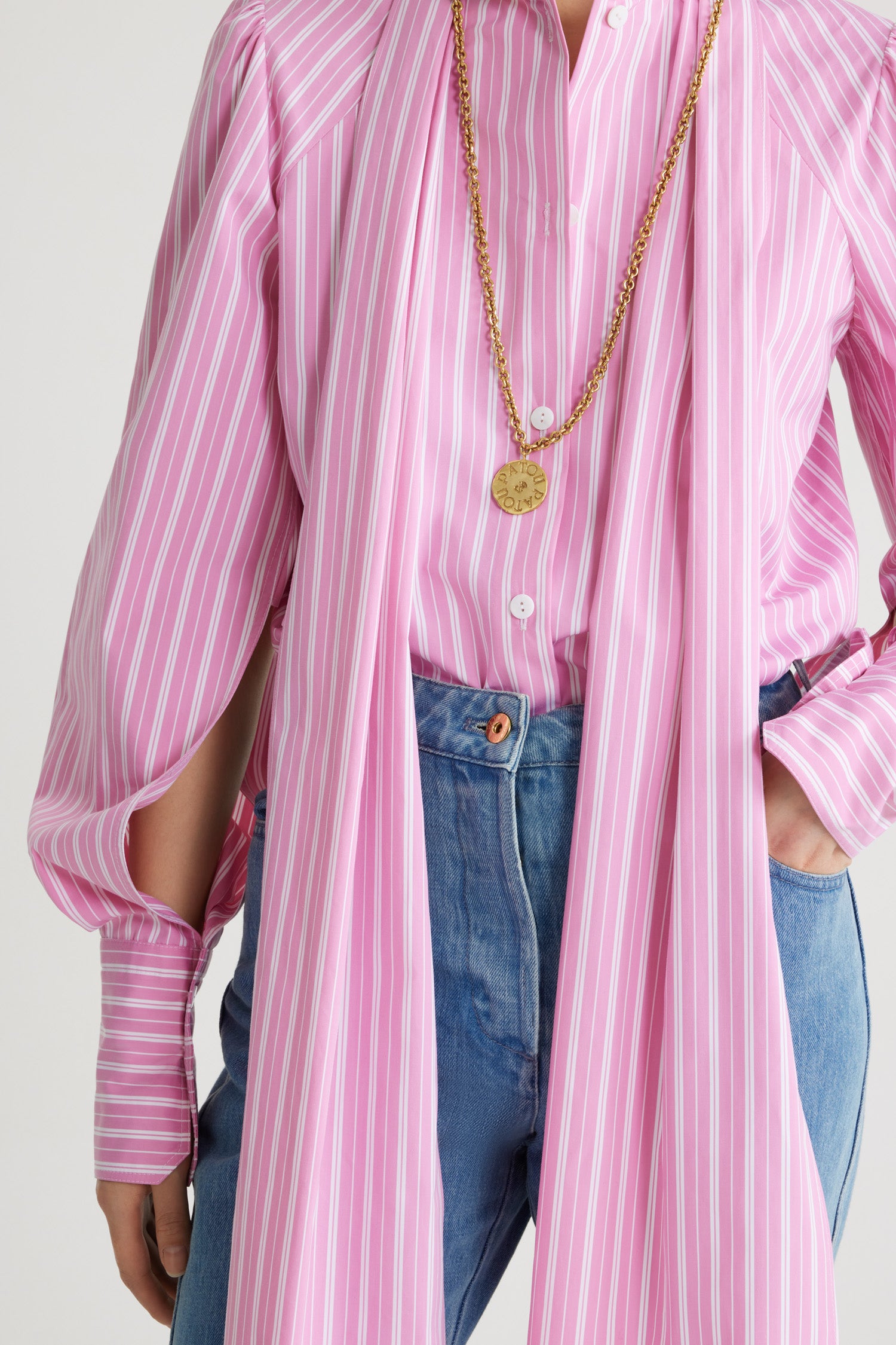 Patou - Camicia a lavallière in cotone sostenibile stampato - Pink Stripes - Camicia in cotone ecosostenibile rosa. Fantasia a righe. Collo a contrasto con lavallière rimovibile. Bottoni in madreperla incisi JP. Maniche raglan a sbuffo, polsini abbottonati. Patou e JP ricamati sul davanti.