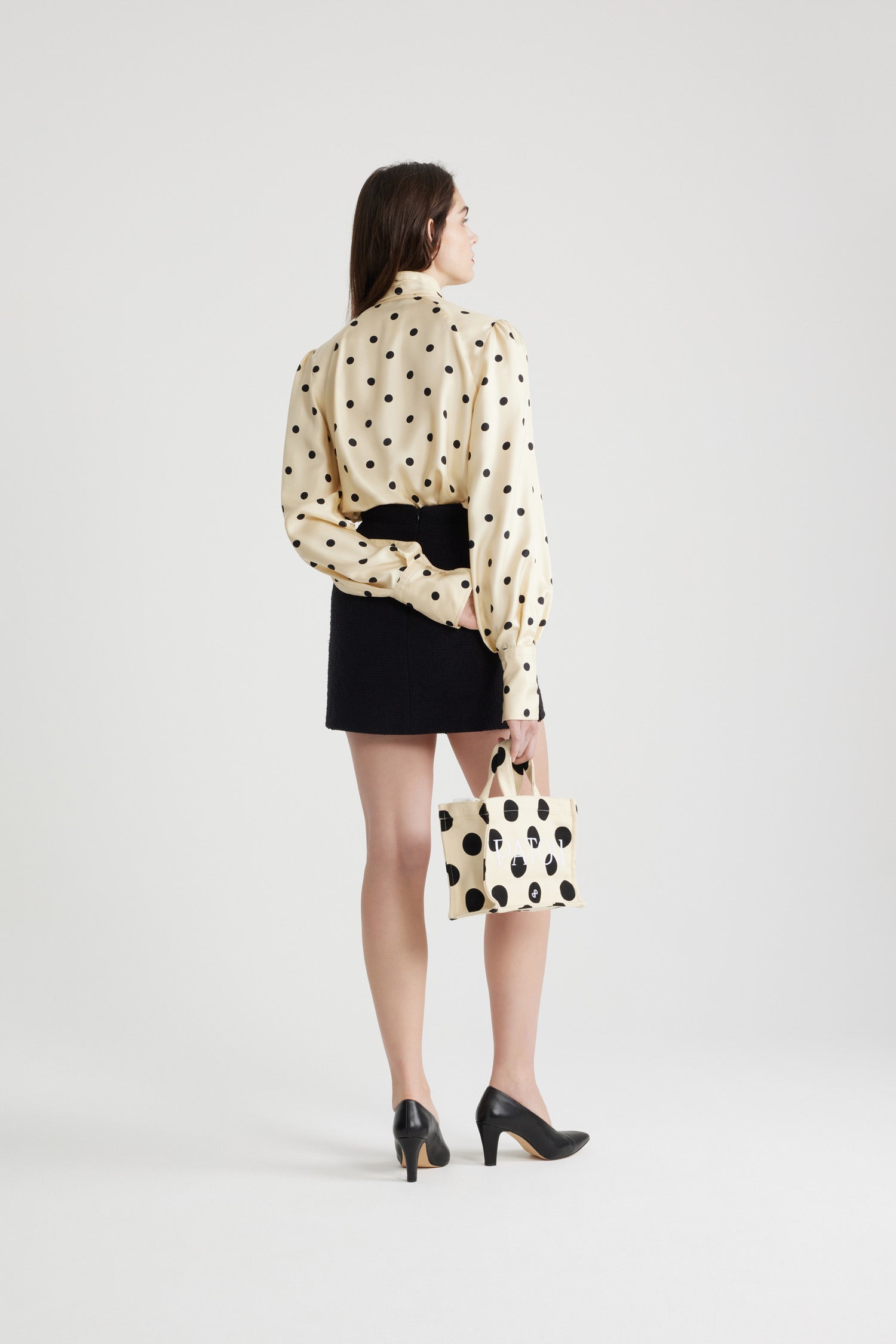 Patou - プリント オーガニックシルク ラヴァリエール ブラウス - Angora Dots - アンゴラ オフホワイトのオーガニック シルク製ブラウス。水玉模様。取り外し可能なラヴァリエールリボンが付いたスタンドカラー。JP刻印入りマザー・オブ・パールボタン。パフショルダー、ボリューム感のあるラグランスリーブ。ボタン付きのフレンチカフス。