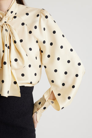 Lavallière-Bluse aus bedruckter Bio-Seide