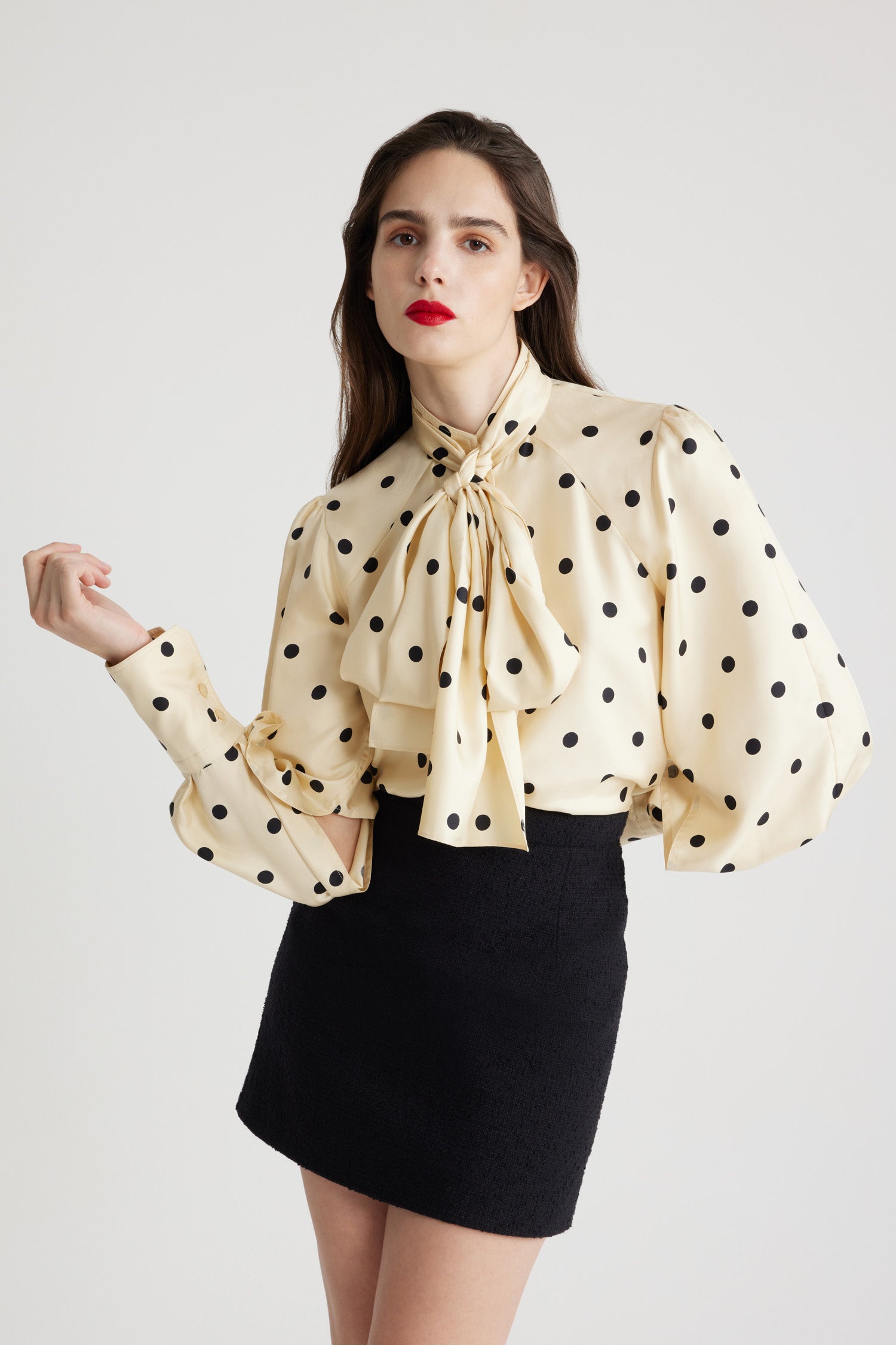 Patou - プリント オーガニックシルク ラヴァリエール ブラウス - Angora Dots - アンゴラ オフホワイトのオーガニック シルク製ブラウス。水玉模様。取り外し可能なラヴァリエールリボンが付いたスタンドカラー。JP刻印入りマザー・オブ・パールボタン。パフショルダー、ボリューム感のあるラグランスリーブ。ボタン付きのフレンチカフス。