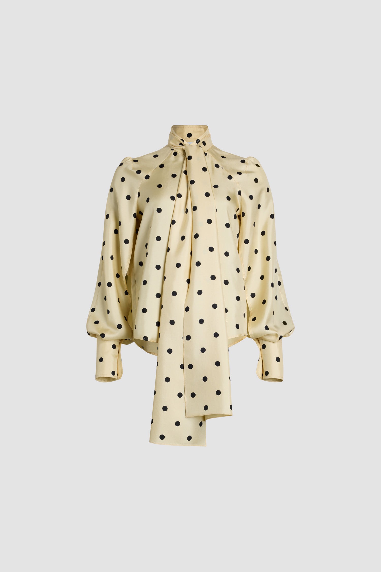Patou - プリント オーガニックシルク ラヴァリエール ブラウス - Angora Dots - アンゴラ オフホワイトのオーガニック シルク製ブラウス。水玉模様。取り外し可能なラヴァリエールリボンが付いたスタンドカラー。JP刻印入りマザー・オブ・パールボタン。パフショルダー、ボリューム感のあるラグランスリーブ。ボタン付きのフレンチカフス。