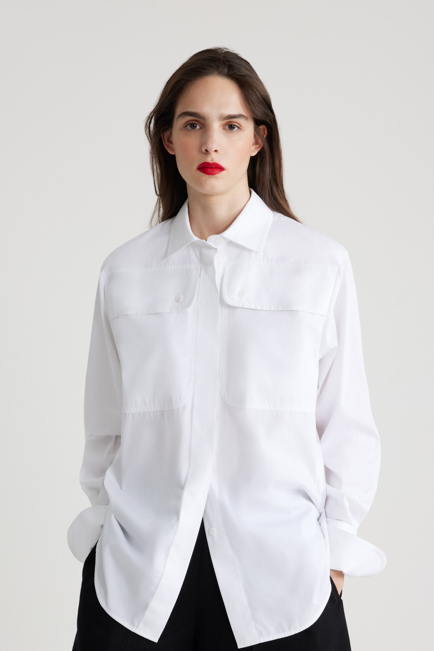 Patou - オーガニックコットン サファリシャツ - White - ホワイトのオーガニックコットン製シャツ。ストレートシルエット。シャツカラー。コンシール JP刻印入りマザー オブ パールボタン。胸元高めにフラップポケット。ボタン付きフレンチカフス。