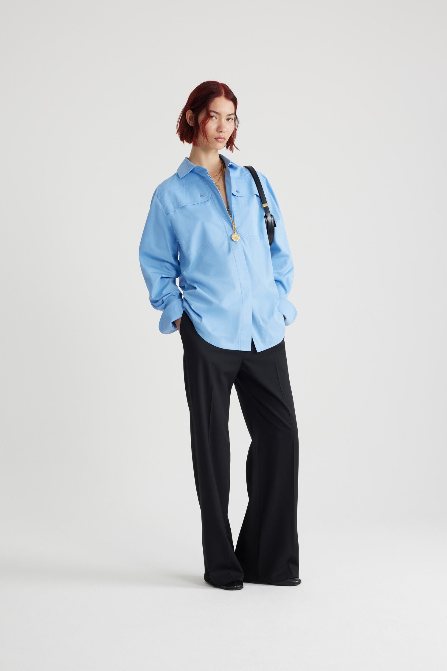 Patou - Camicia safari in cotone bio - Airy Blue - Camicia in cotone bio celeste. Taglio dritto. Colletto da camicia. Chiusura nascosta con bottoni in madreperla incisi JP. Tasche a toppa alte sul petto. Polsini abbottonati.