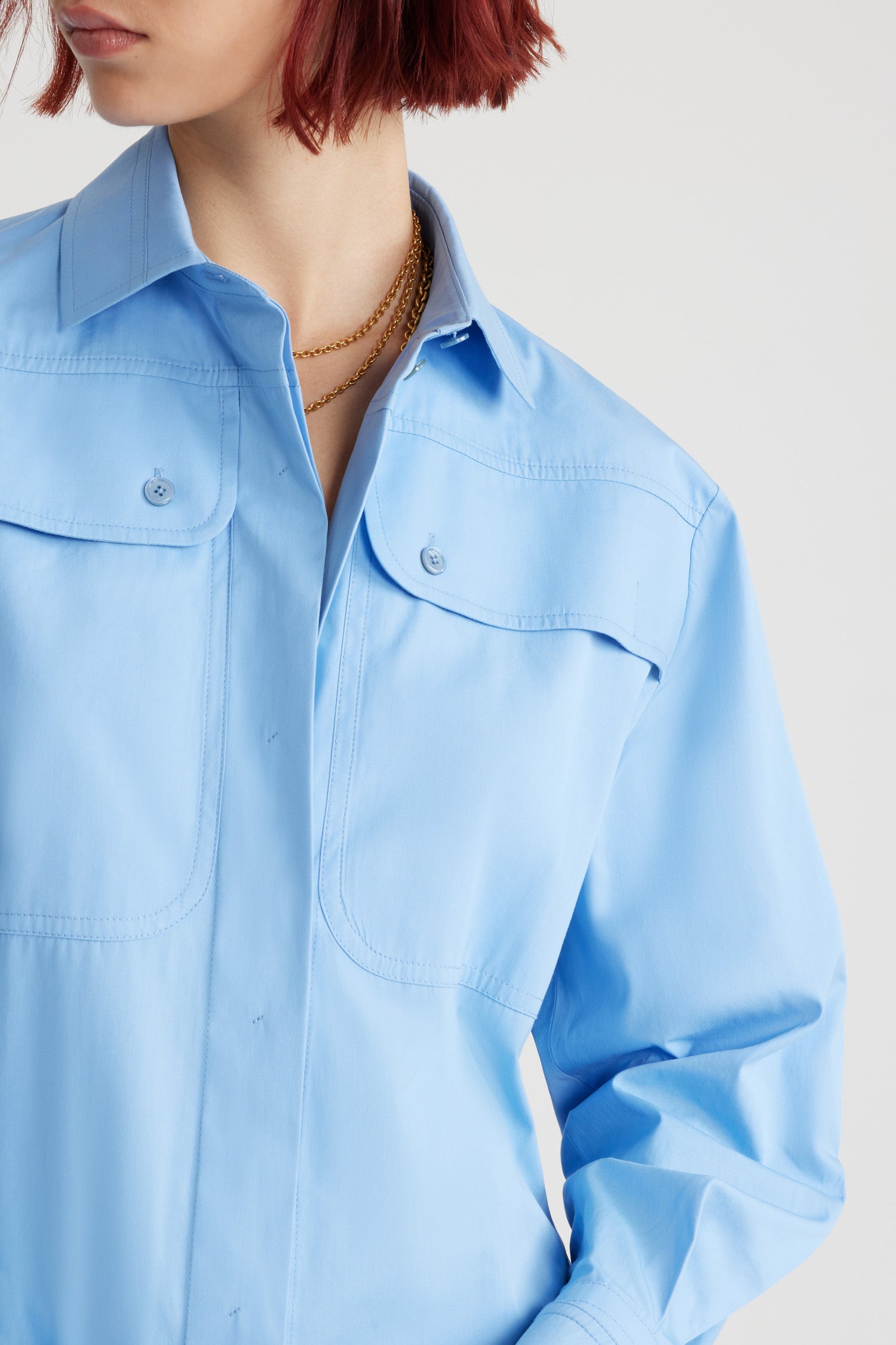 Patou - Camicia safari in cotone bio - Airy Blue - Camicia in cotone bio celeste. Taglio dritto. Colletto da camicia. Chiusura nascosta con bottoni in madreperla incisi JP. Tasche a toppa alte sul petto. Polsini abbottonati.