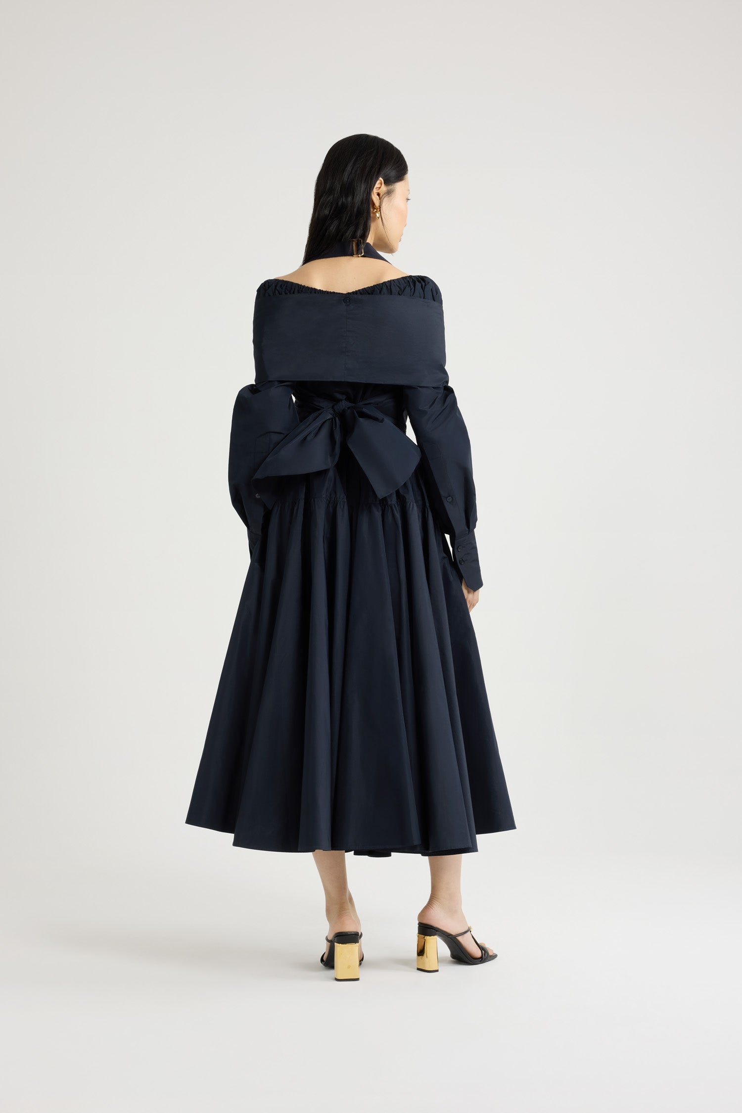 Patou - Blusa incrociata in faglia riciclato - Navy Black - Blusa in faglia riciclato blu nero. Parte rimovibile incrociata sul davanti e allacciata sul retro. Scollo largo con spalle elasticizzate e una fascia in grosgrain intorno al collo. Abbottonatura nascosta. Maniche allungate con polsini abbottonati.