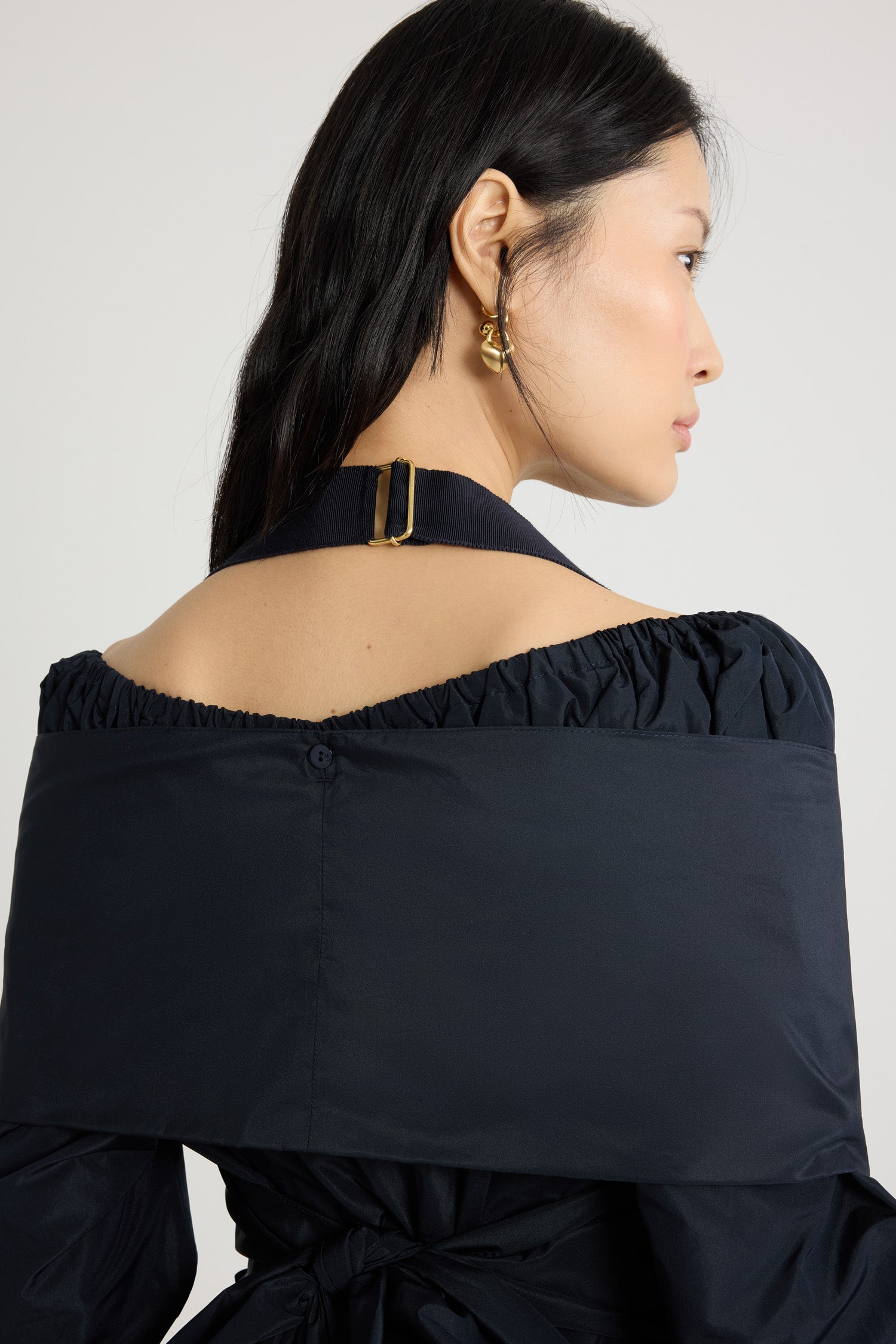 Patou - Blusa incrociata in faglia riciclato - Navy Black - Blusa in faglia riciclato blu nero. Parte rimovibile incrociata sul davanti e allacciata sul retro. Scollo largo con spalle elasticizzate e una fascia in grosgrain intorno al collo. Abbottonatura nascosta. Maniche allungate con polsini abbottonati.