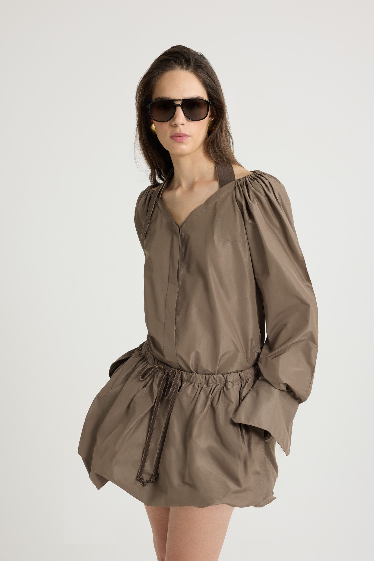 Patou - Blusa incrociata in faglia riciclato - Mocha - Blusa in faglia riciclato marrone moka. Parte rimovibile incrociata sul davanti e allacciata sul retro. Scollo largo con spalle elasticizzate e una fascia in grosgrain intorno al collo. Abbottonatura nascosta. Maniche allungate con polsini abbottonati.