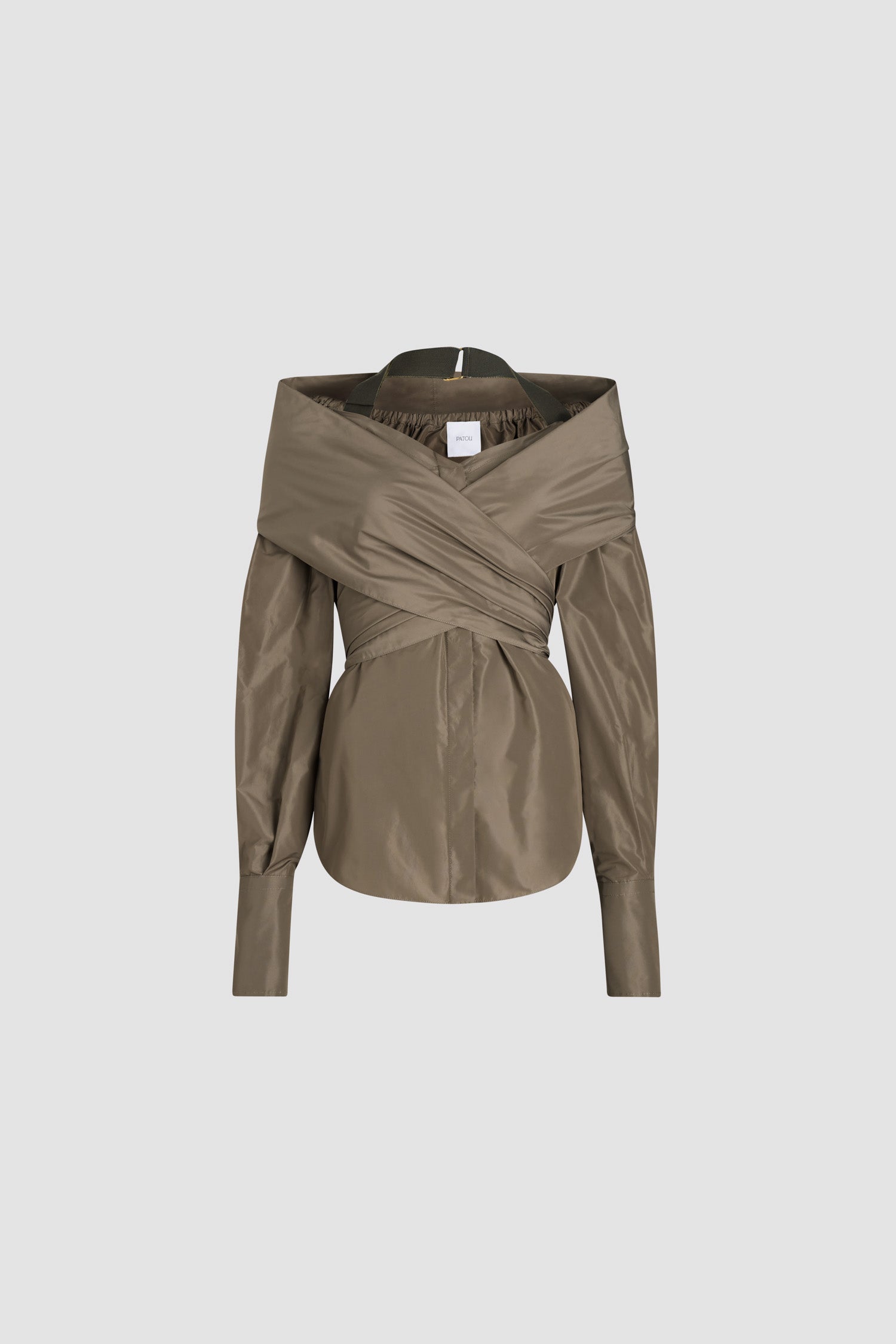 Patou - Wickelbluse aus recycelter Faille - Mocha - Hellbraune Bluse aus recycelter Polyester-Faille. Abnehmbare Oberschicht, die sich um den Oberkörper wickeln und hinten binden lässt. Weiter Ausschnitt mit elastischen Schultern und Neckholder aus Grosgrain. Verdeckte Knopfleiste vorne. Lange Ärmel mit geknöpften Manschetten.