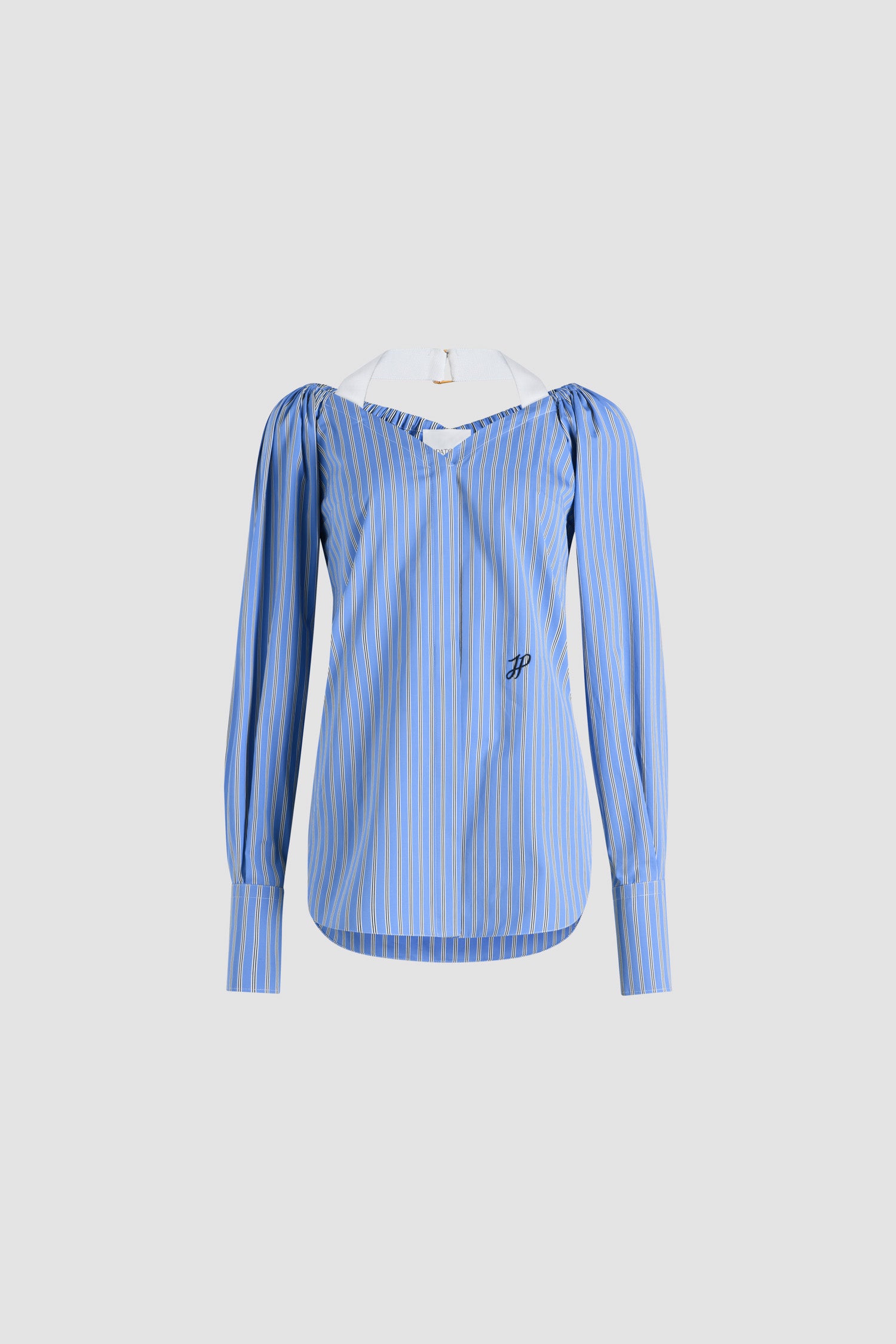 Patou - Blusa incrociata in popeline di cotone bio stampato - Heritage Blue Stripes - Blusa in popeline di cotone bio blu heritage. Fantasia a righe. Parte rimovibile incrociata sul davanti e allacciata sul retro. Scollo largo con spalle elasticizzate e una fascia in grosgrain intorno al collo. Abbottonatura nascosta. Maniche allungate con polsini abbottonati. Monogramma JP ricamato sul davanti.