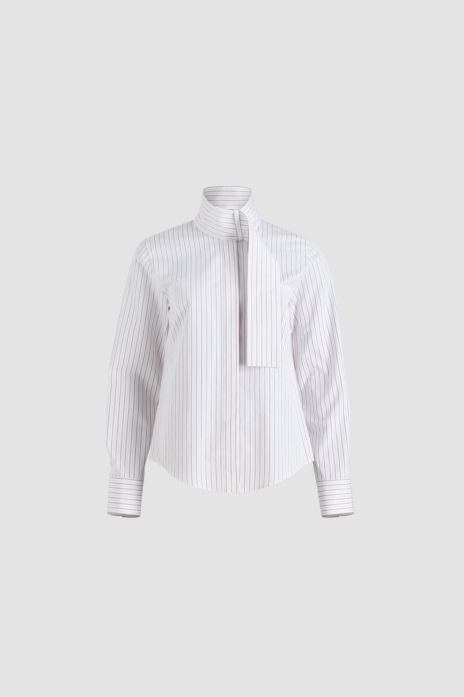 Patou - プリント オーガニック コットンポプリン スカーフブラウス - Pink Pearl Stripes - ピンクパールのオーガニックコットン製ブラウス。ストライプパターン。前面にループをあしらったスカーフ付きの襟。隠しボタン留め。袖口にボタン付き。フロントにパトゥの刺繍ロゴ。