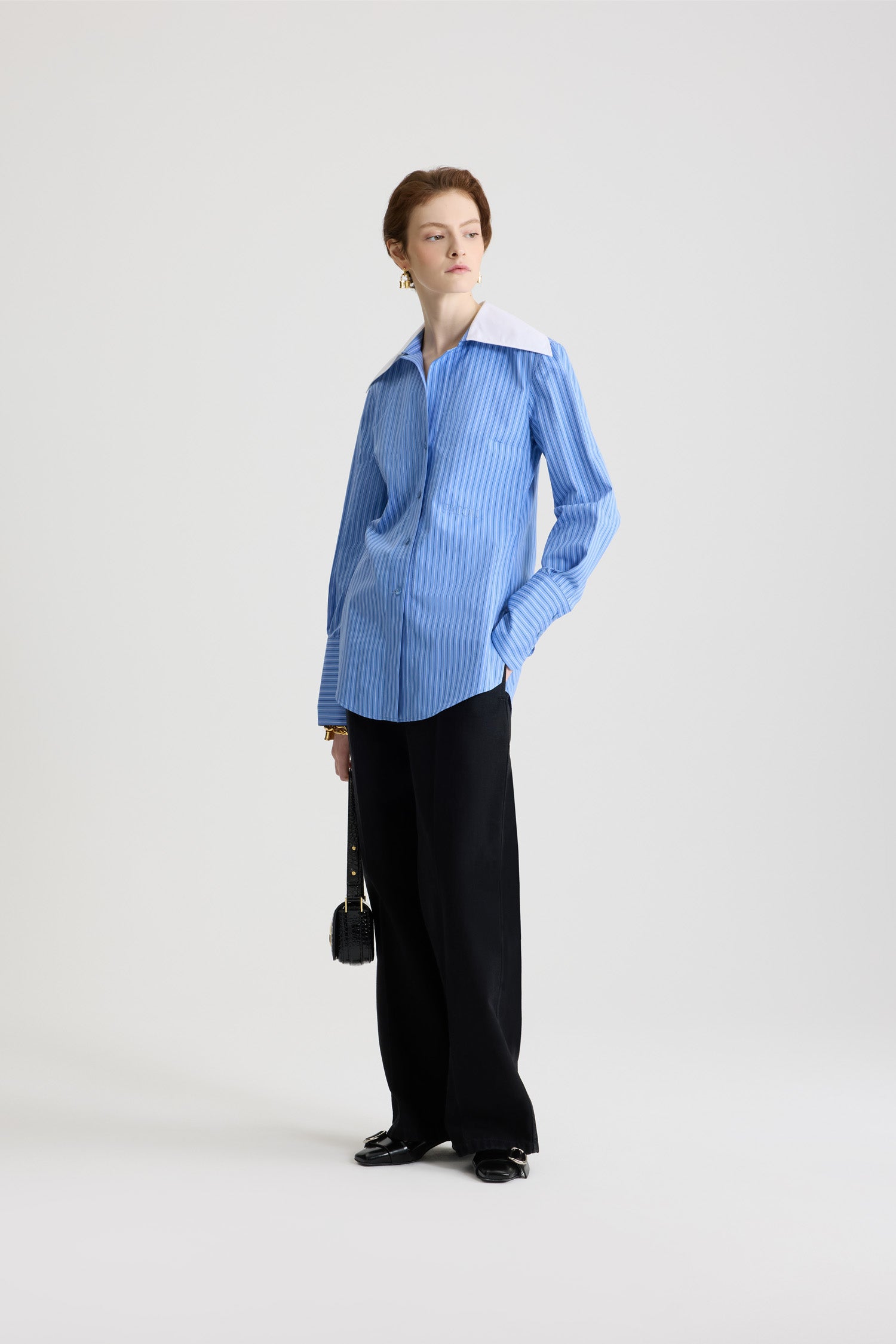Patou - Blusa con colletto largo in popeline di cotone bio stampato - Ice Blue Stripes - Blusa in cotone bio Ice Blue. Motivo a righe. Colletto cubano largo. Chiusura sul davanti con bottone nascosto. Polsini abbottonati. Plissettature sulle maniche e sul retro. Logo Patou ricamato sul davanti.